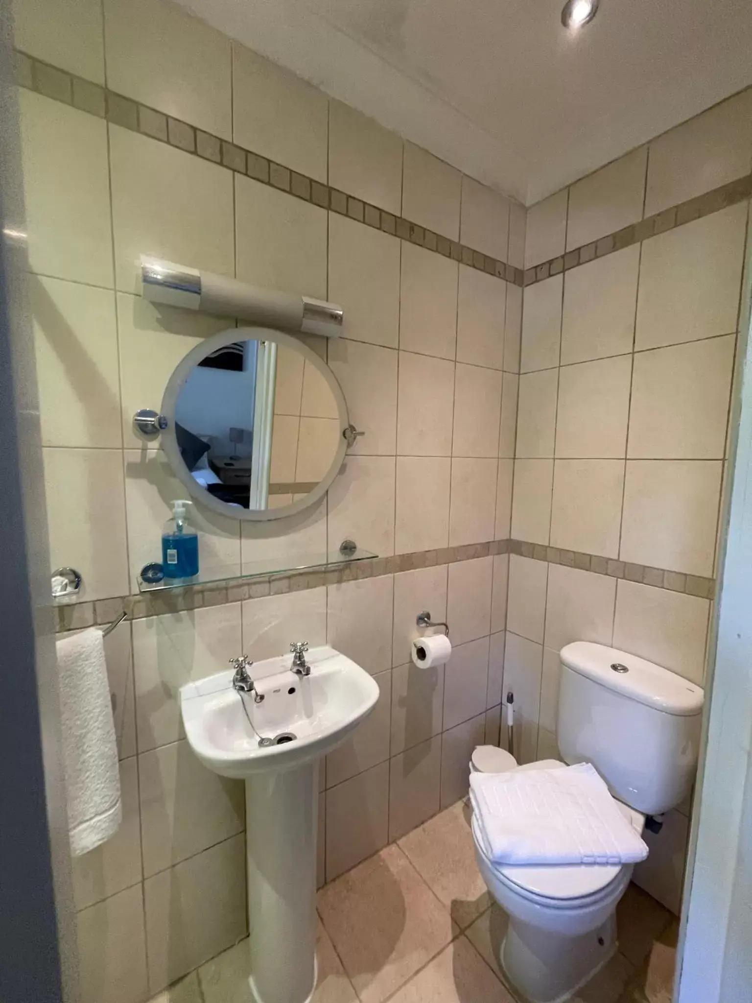 Toilet, Bathroom in Oakhurst Gatwick B&B