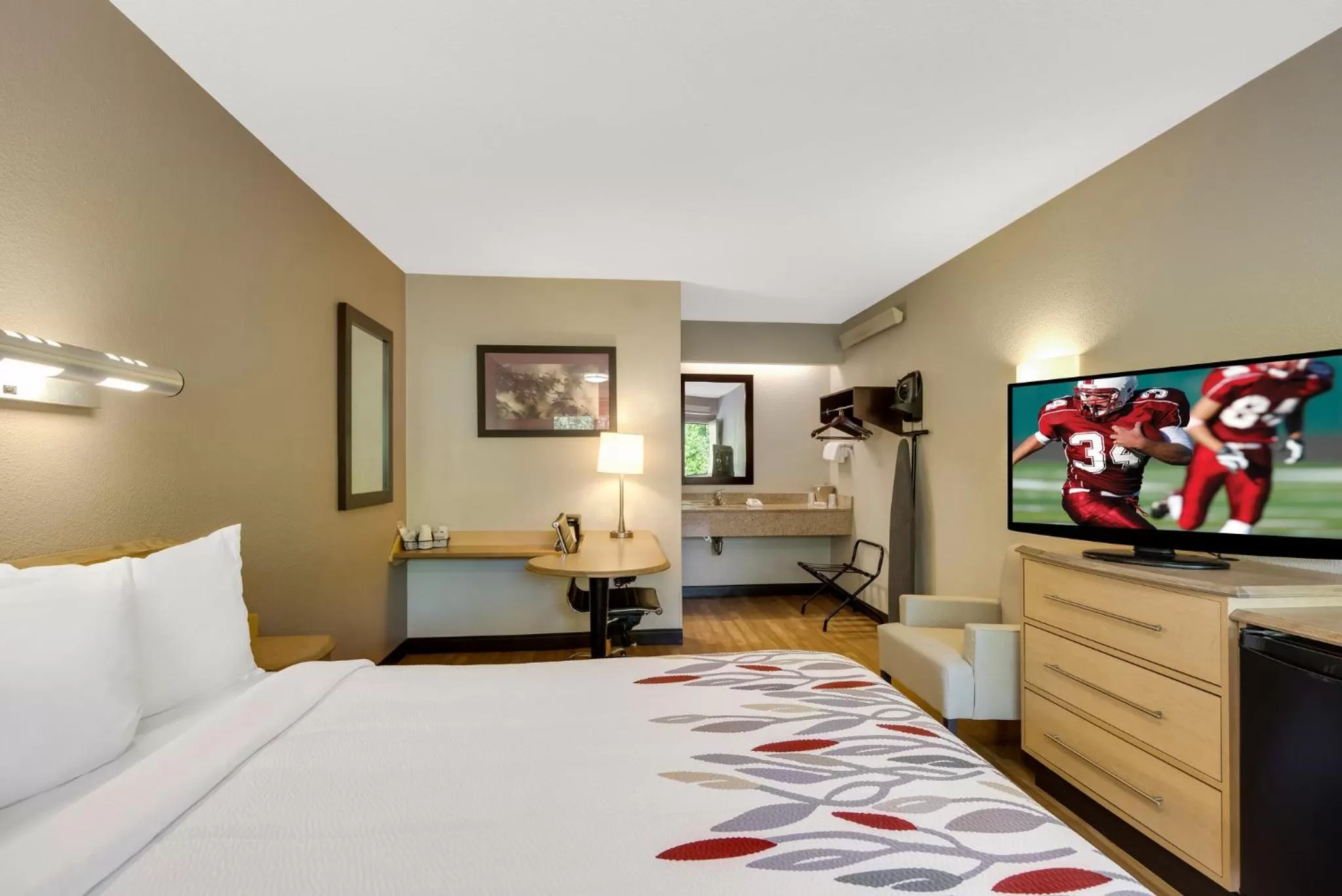 Bedroom, Bed in Red Roof Inn Asheville - Biltmore West