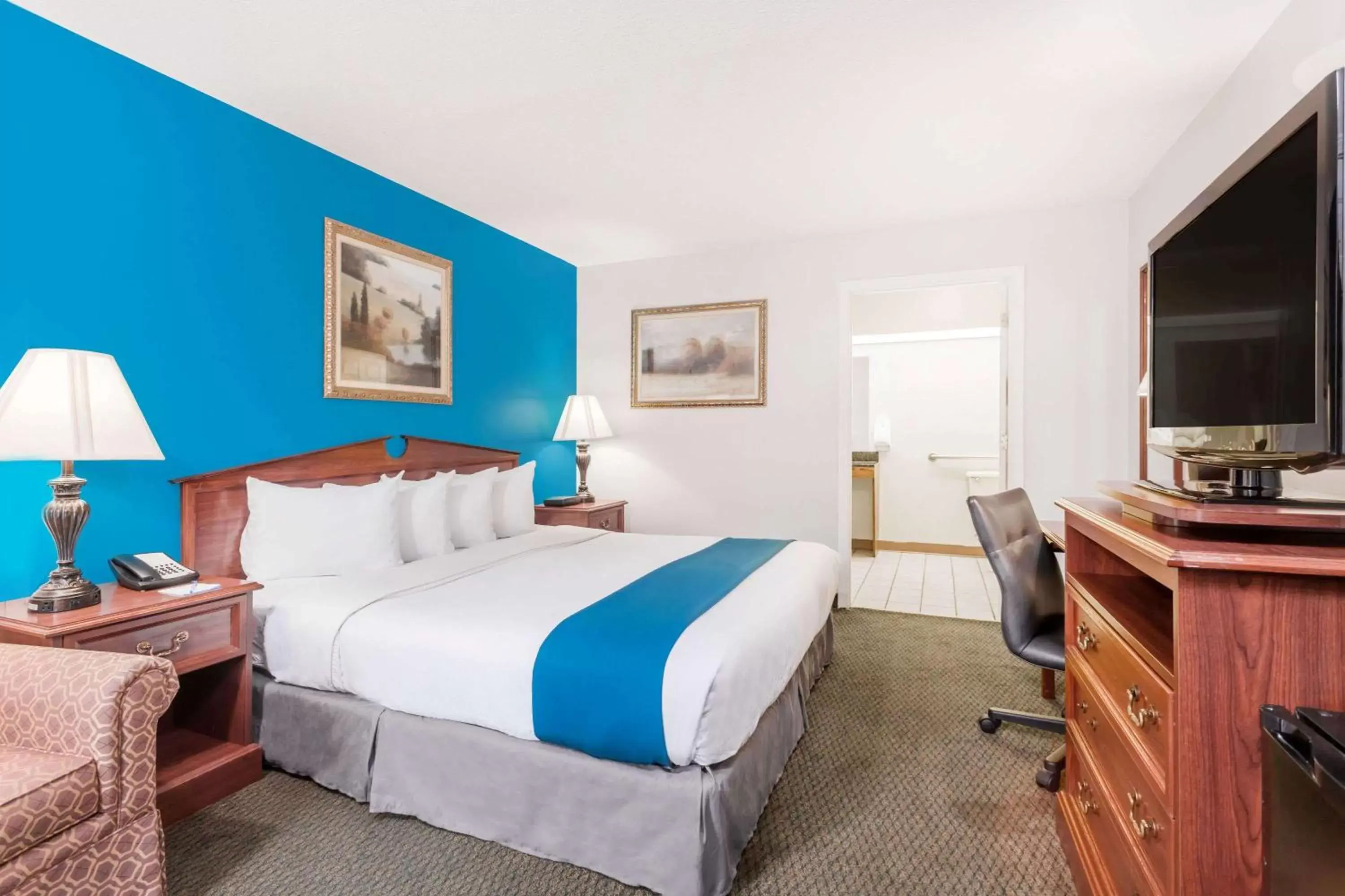 Photo of the whole room, Bed in Baymont by Wyndham Duncan/Spartanburg