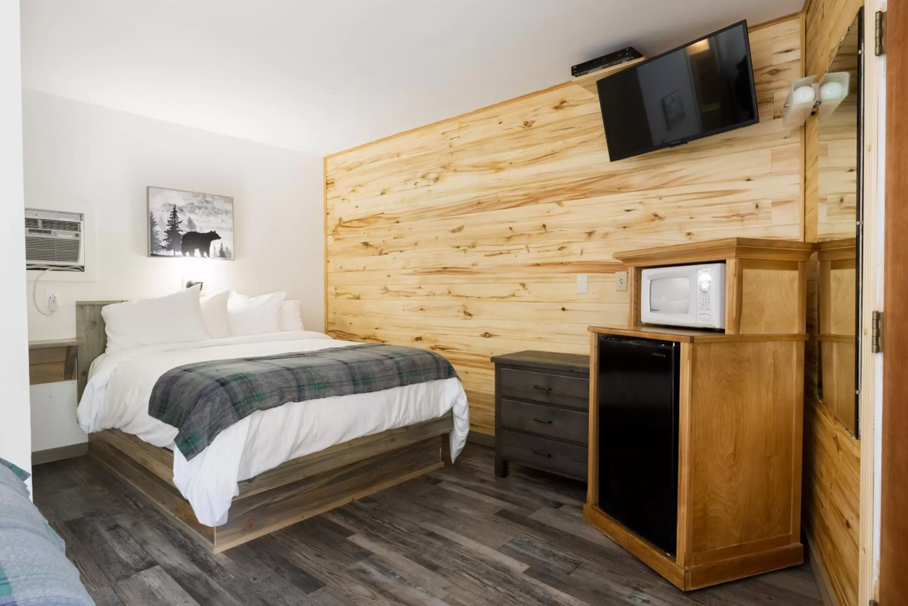 Bed in Beargrass Lodging & RV Resort