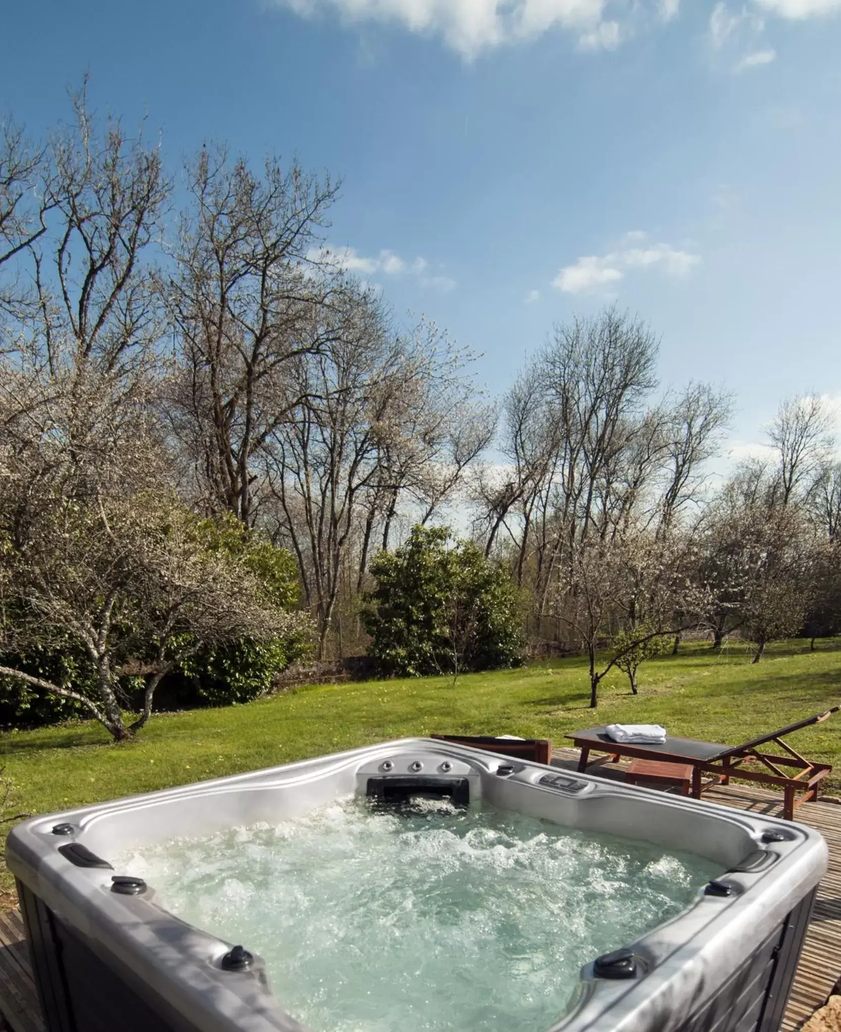 Hot Tub in Jardin des Sens, la Rente d'Eguilly