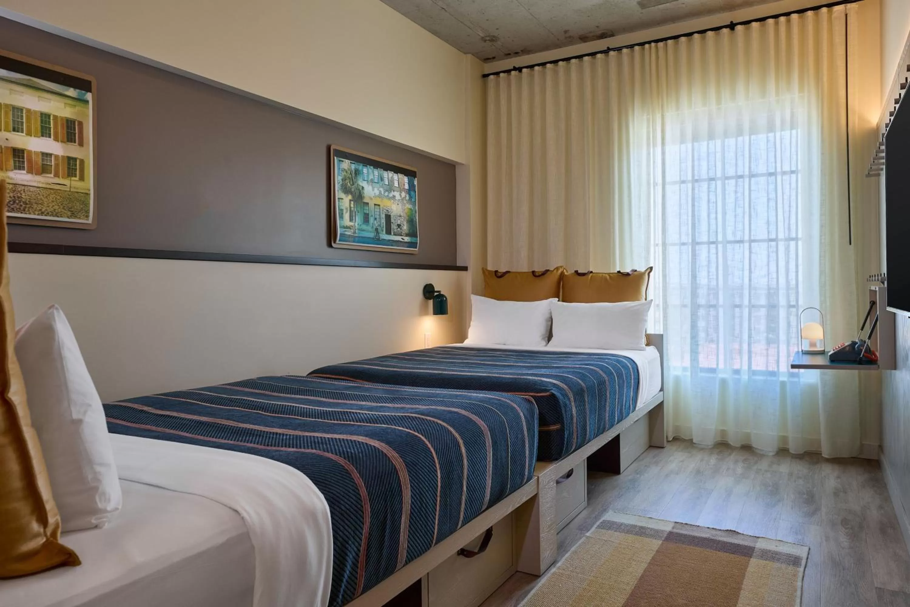 Photo of the whole room, Bed in Moxy Charleston Downtown