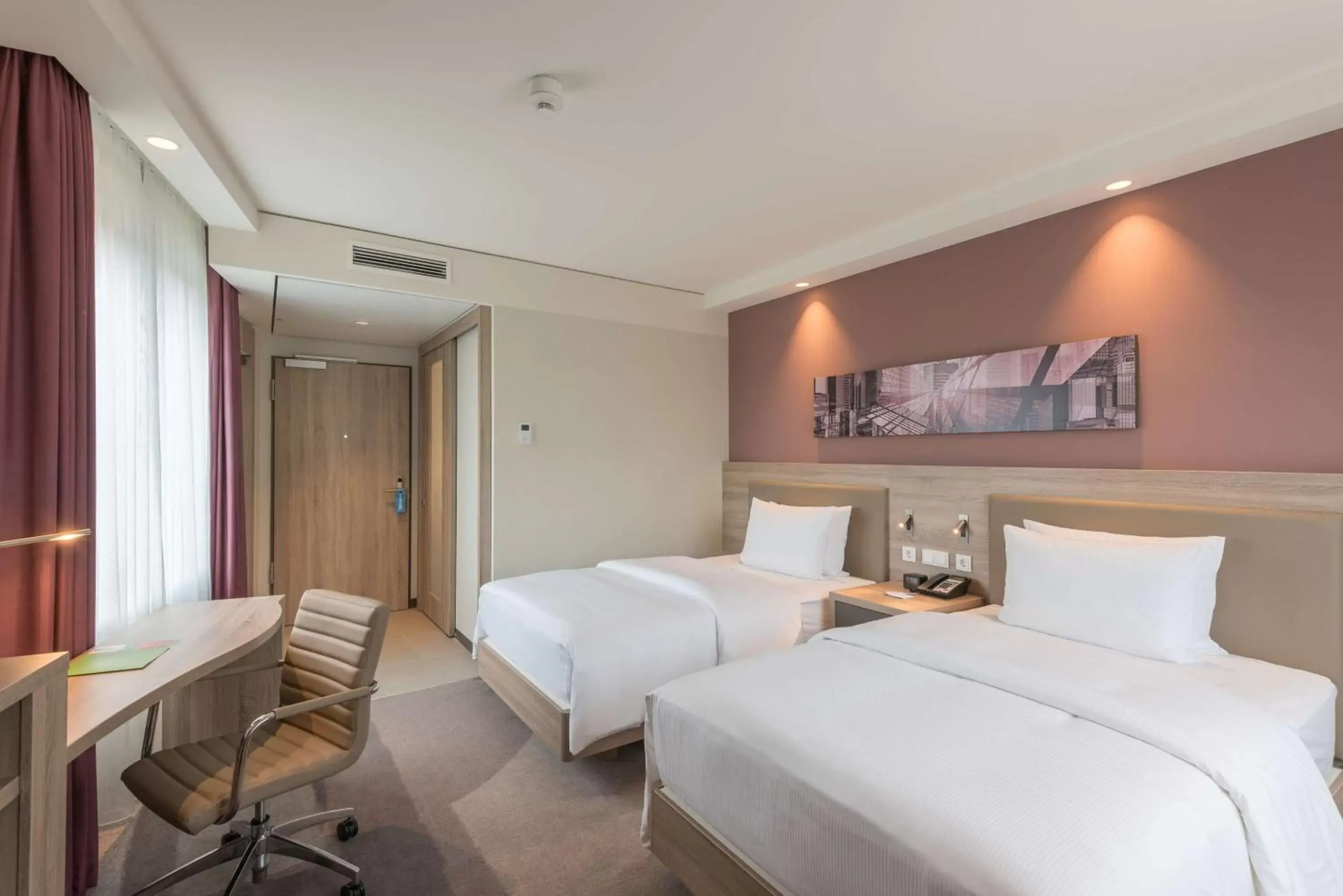Bedroom, Bed in Hampton By Hilton Frankfurt City Centre East