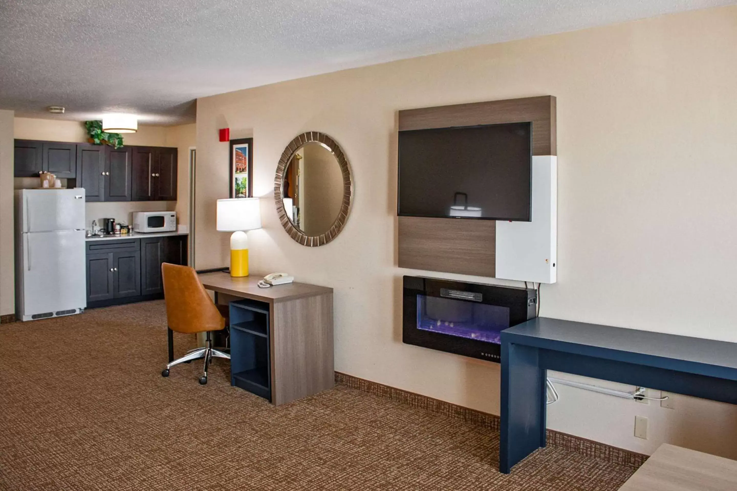 Bedroom, TV/Entertainment Center in Comfort Inn & Suites Geneva- West Chicago