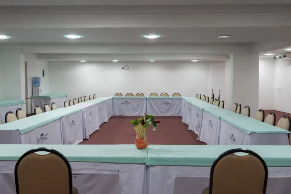 Business facilities in Monte Serrat Hotel