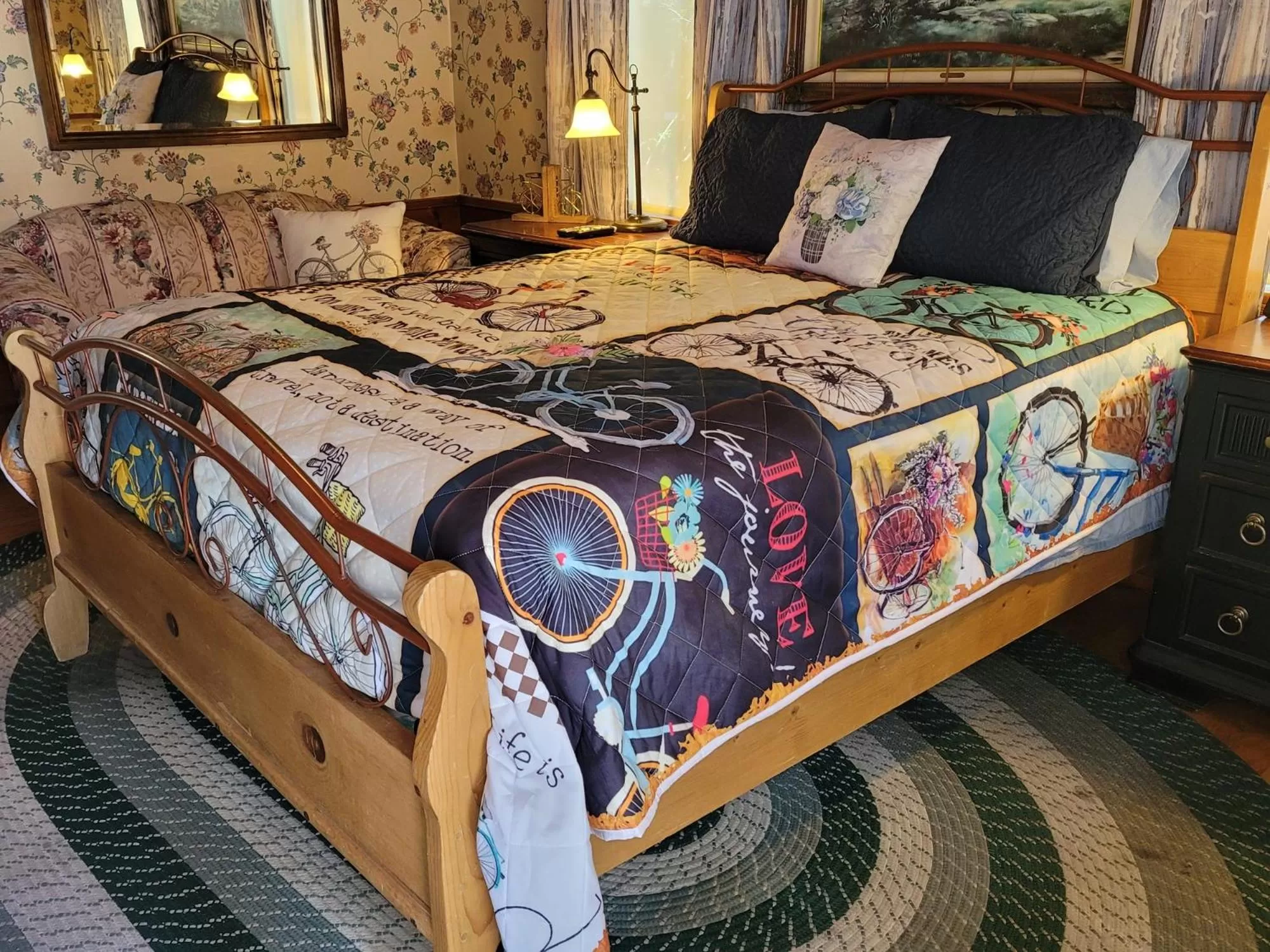 Bedroom, Bed in Hillcrest Suites & Cabins