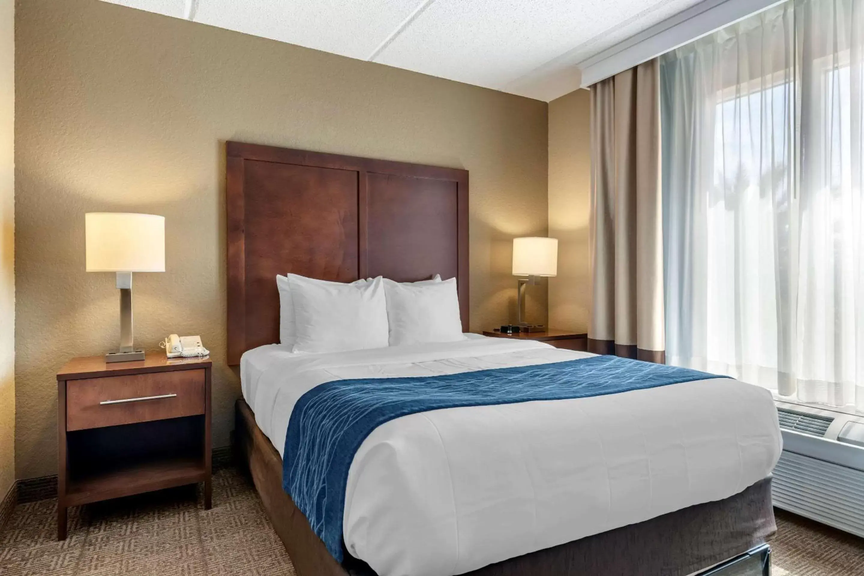 Photo of the whole room, Bed in Comfort Inn & Suites Orlando North