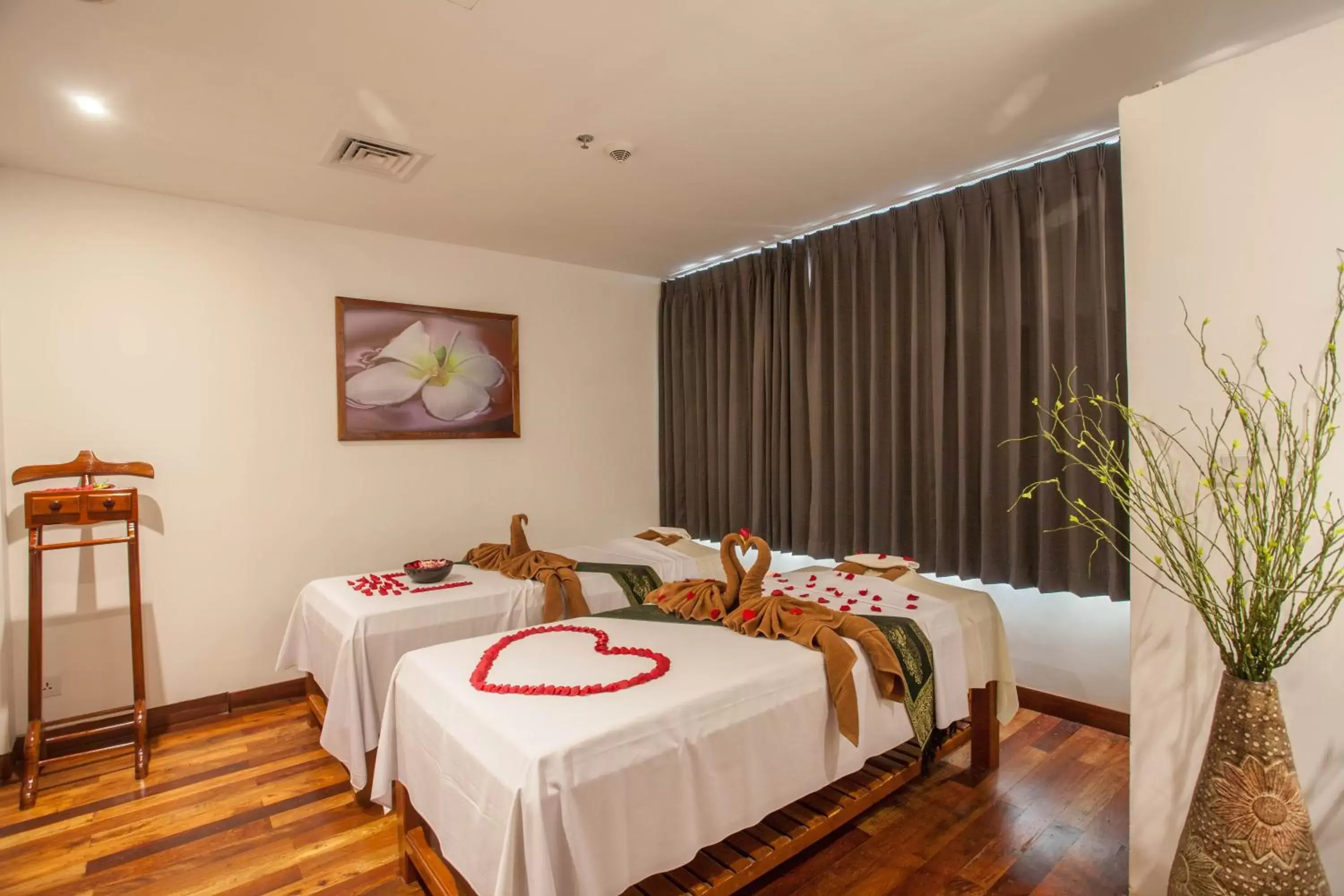 Spa and wellness centre/facilities, Bed in Somadevi Residence