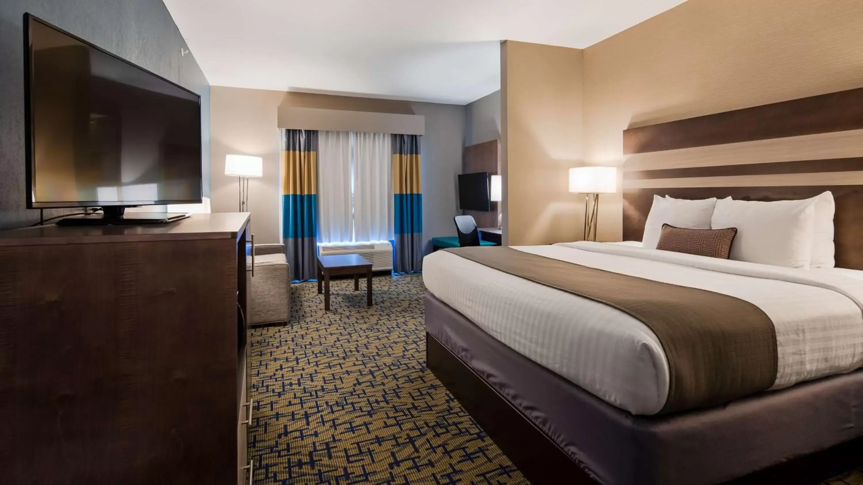 Bed in Best Western Plus Erie Inn & Suites