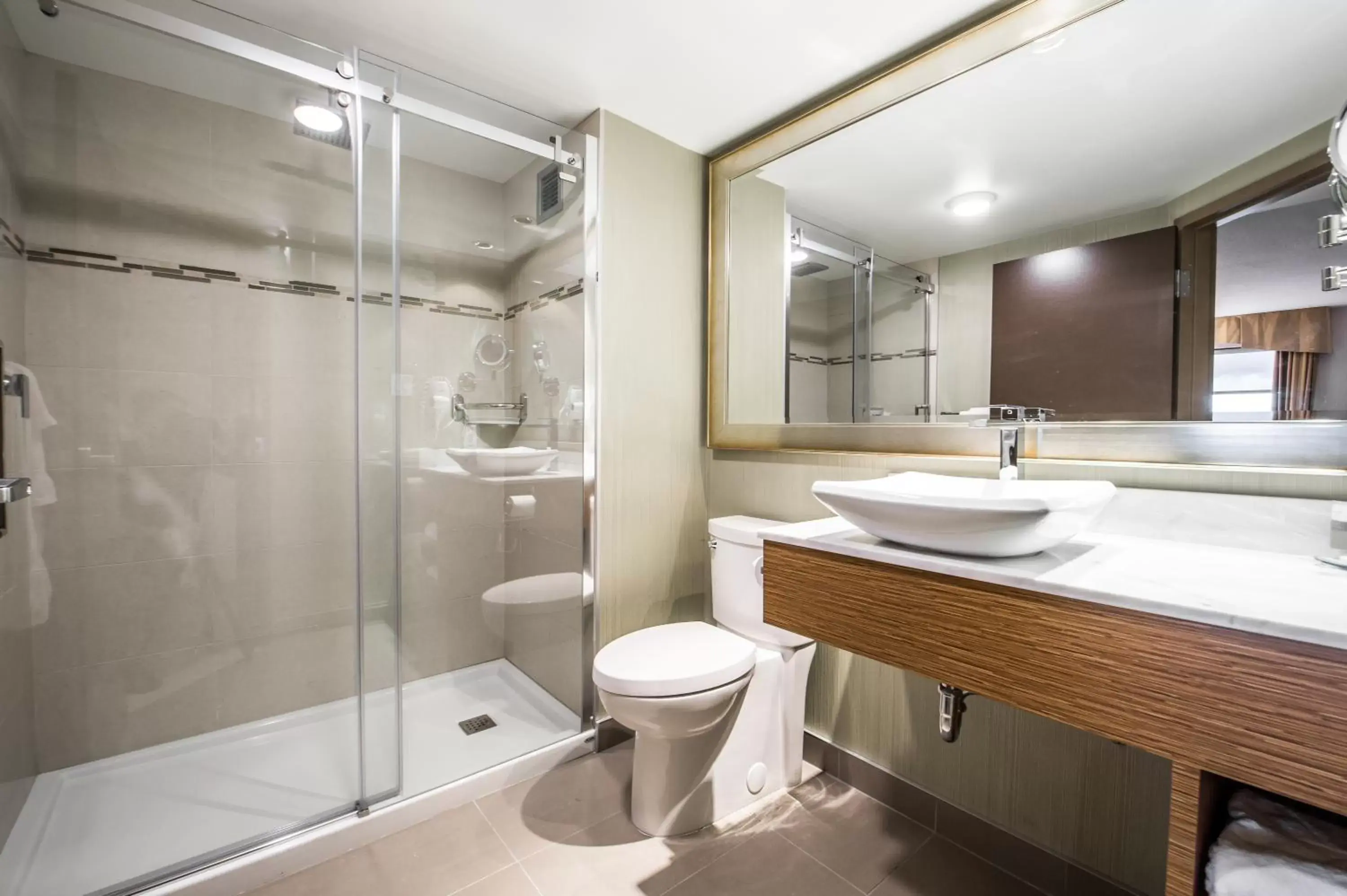 Shower, Bathroom in Hotel Universel Montréal