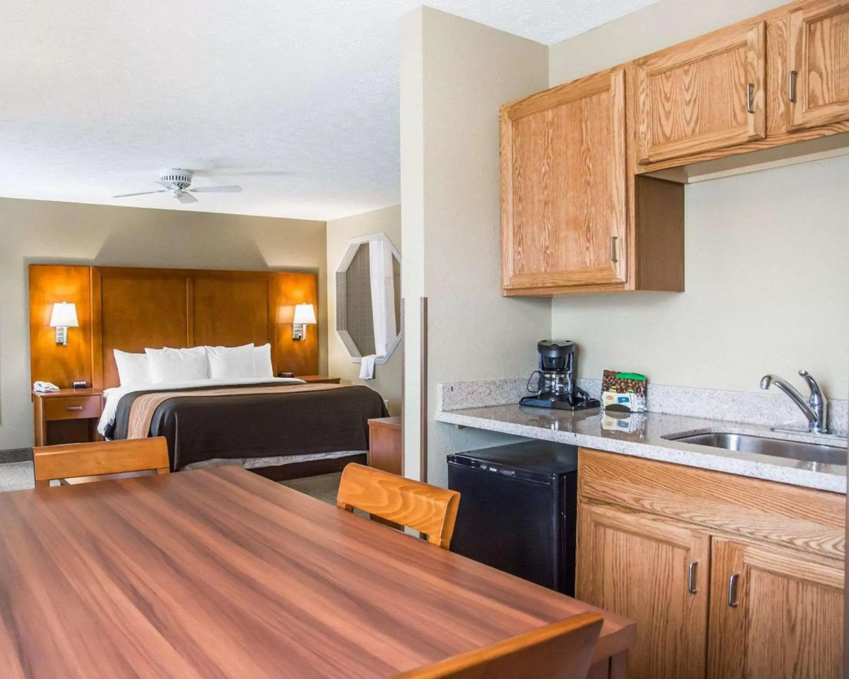 Photo of the whole room, Kitchen/Kitchenette in Comfort Inn Bellefontaine