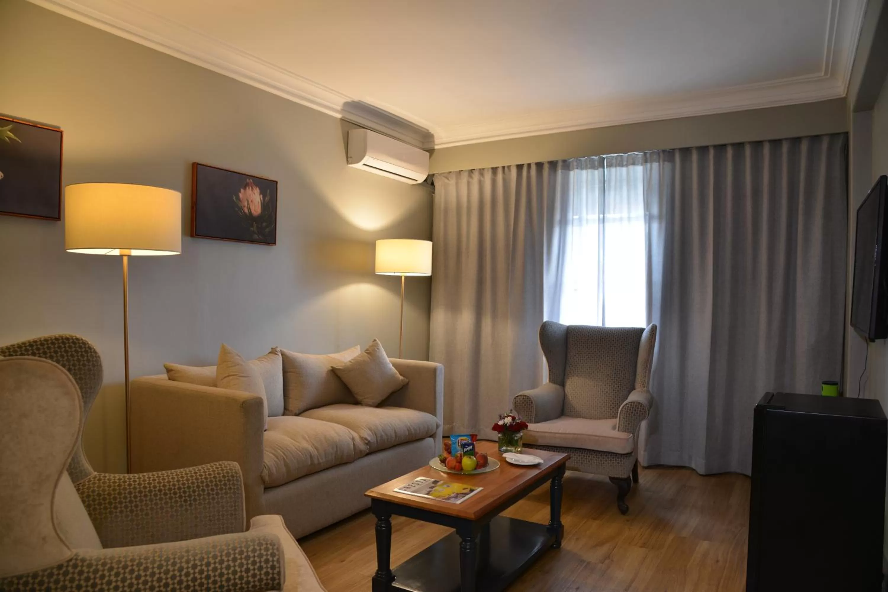 Bedroom in Cresta Jameson Hotel