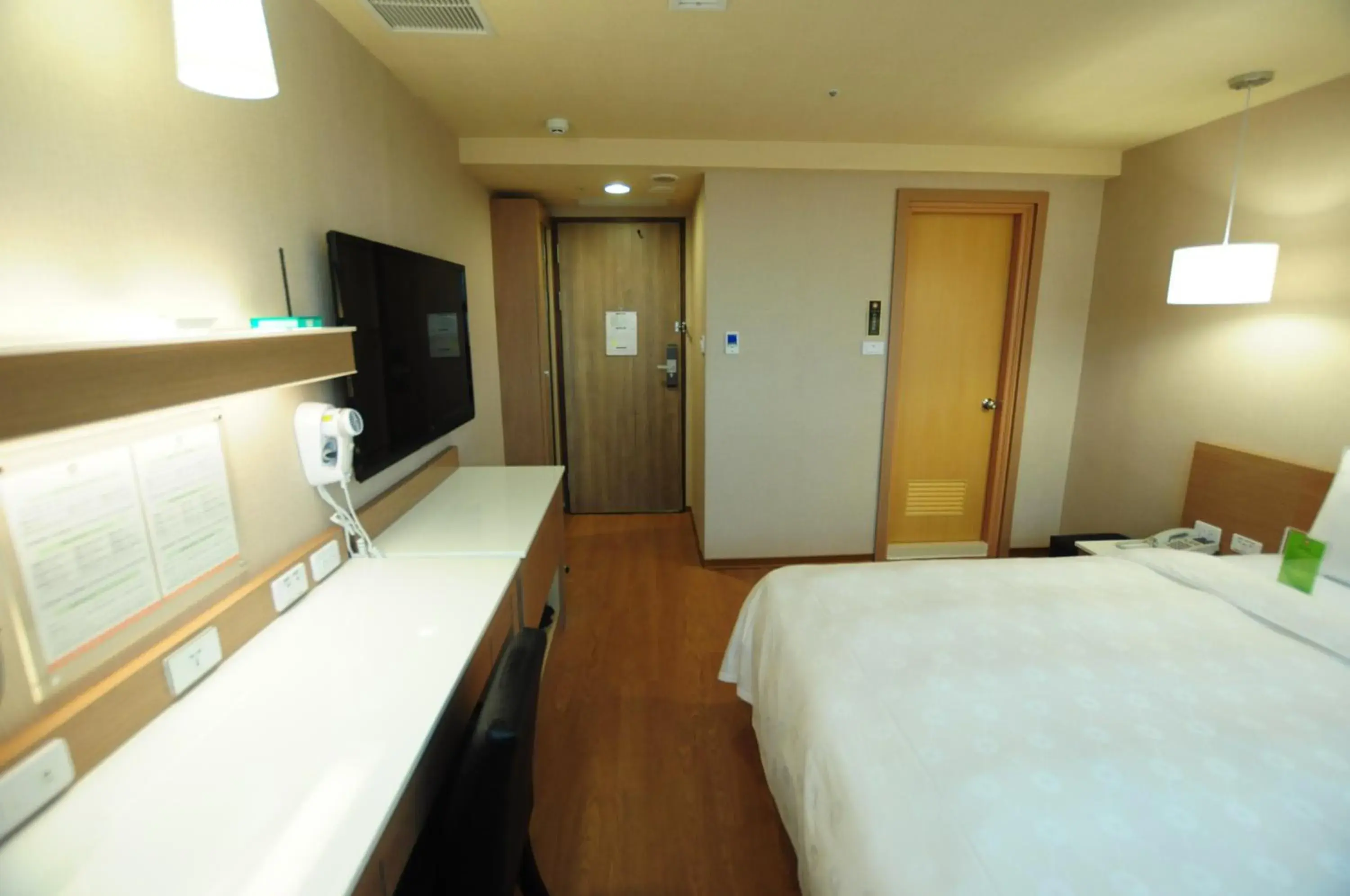 Photo of the whole room, TV/Entertainment Center in Kindness Hotel - Kaohsiung Main Station