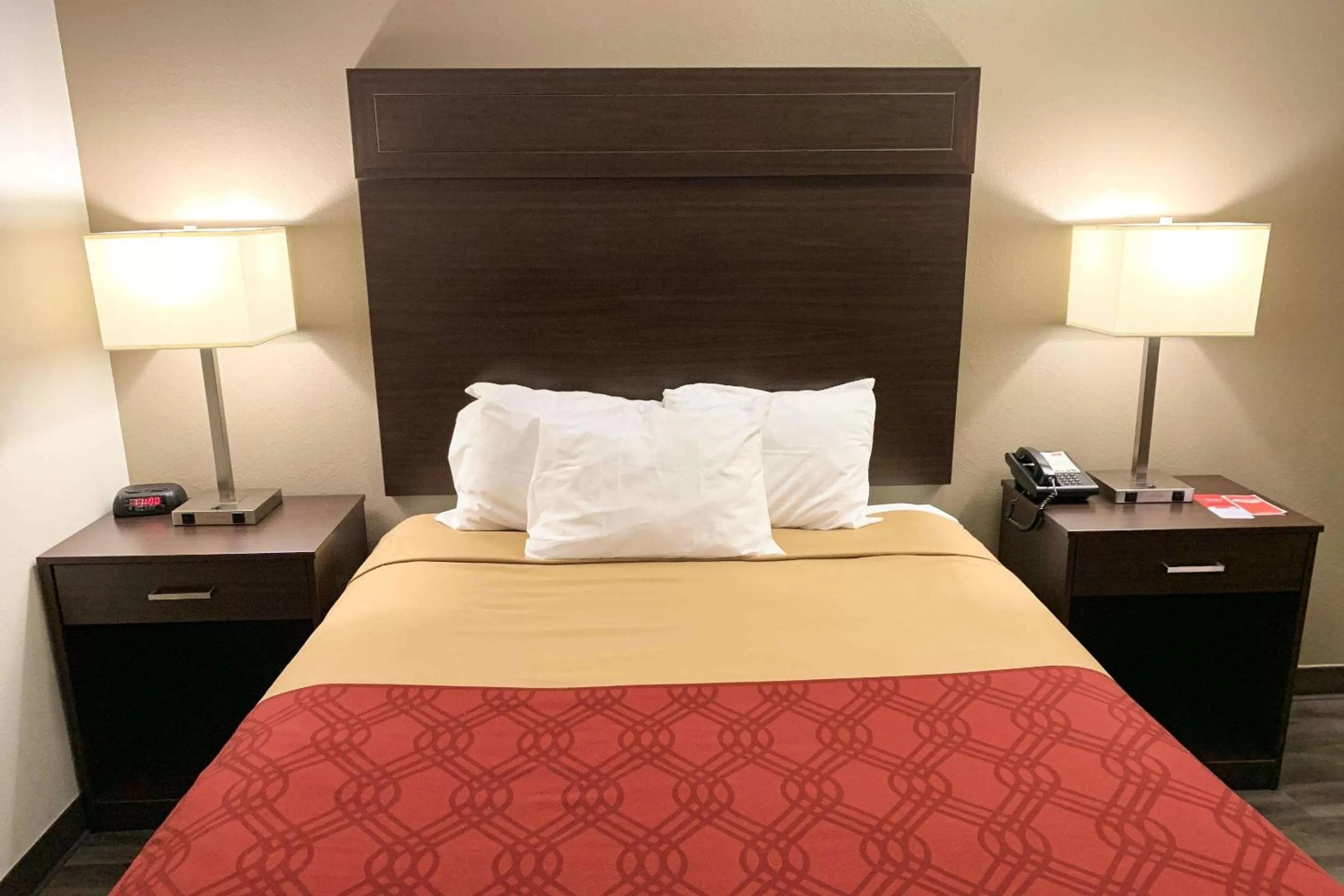 Photo of the whole room, Bed in Econo Lodge Portland Downtown