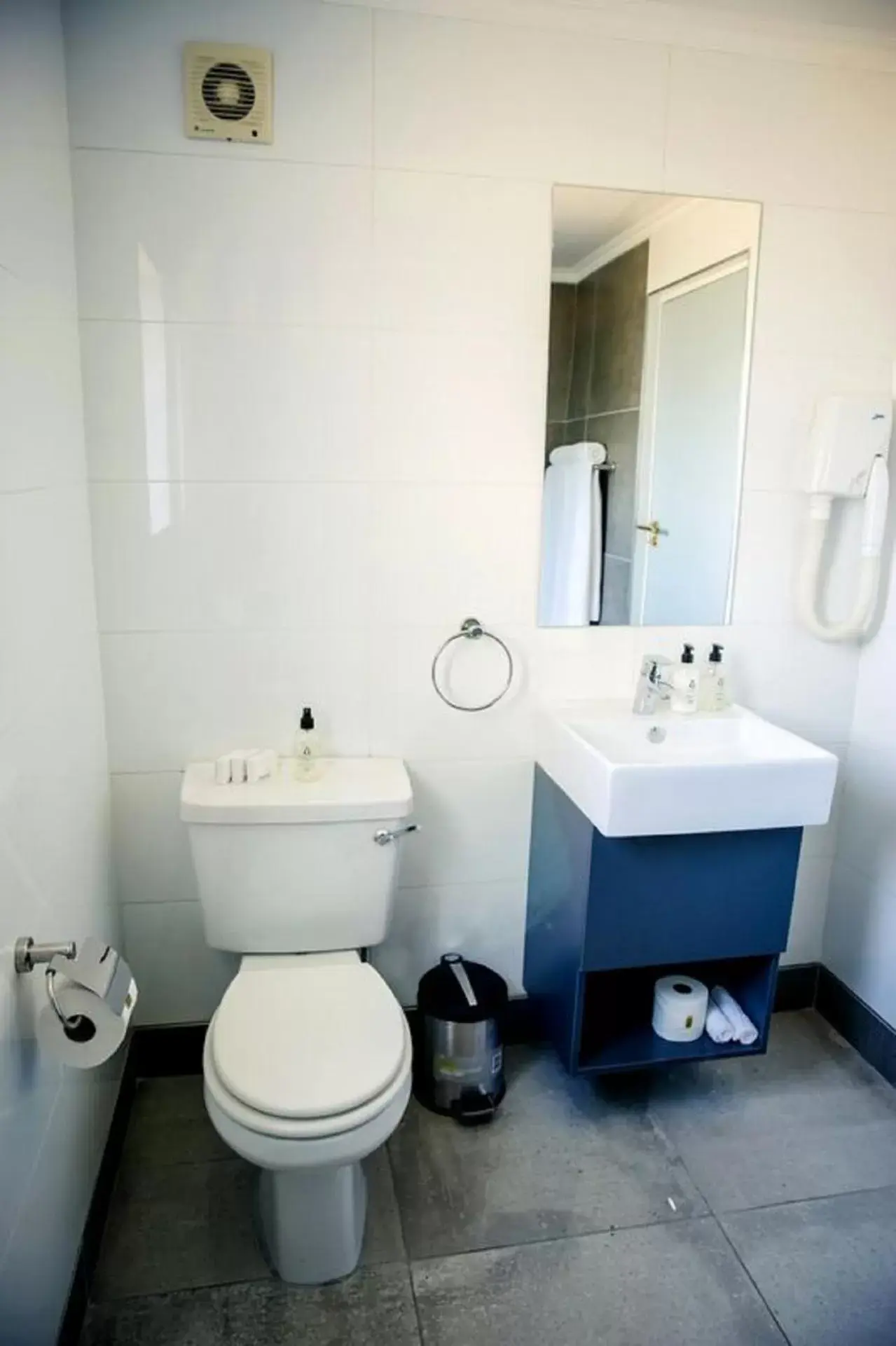 Bathroom in Queens Hotel by BON Hotels