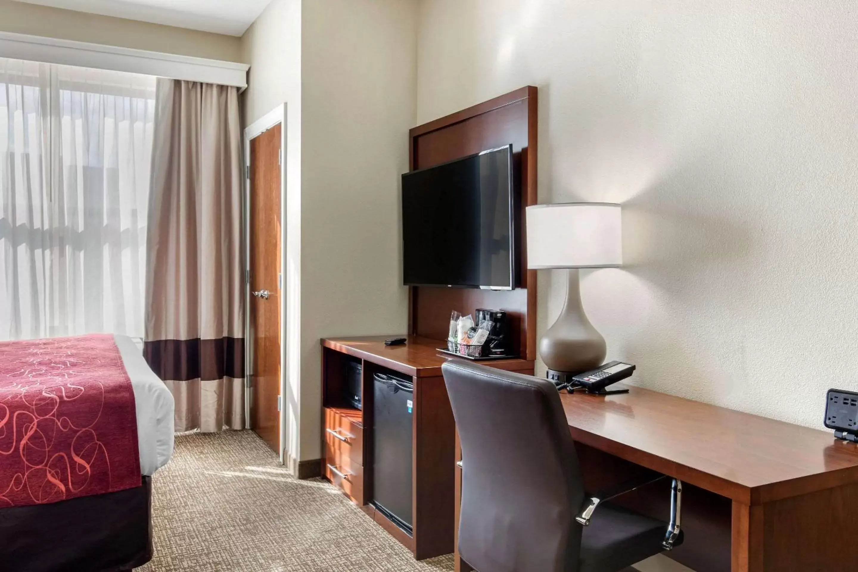 Photo of the whole room, TV/Entertainment Center in Comfort Suites Nashville