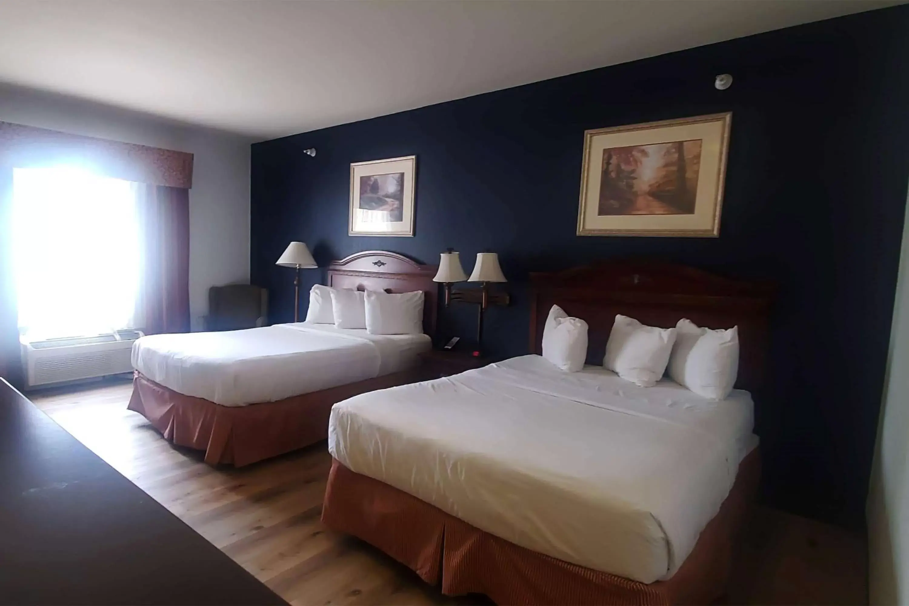 Photo of the whole room, Bed in Wingate by Wyndham Youngstown - Austintown