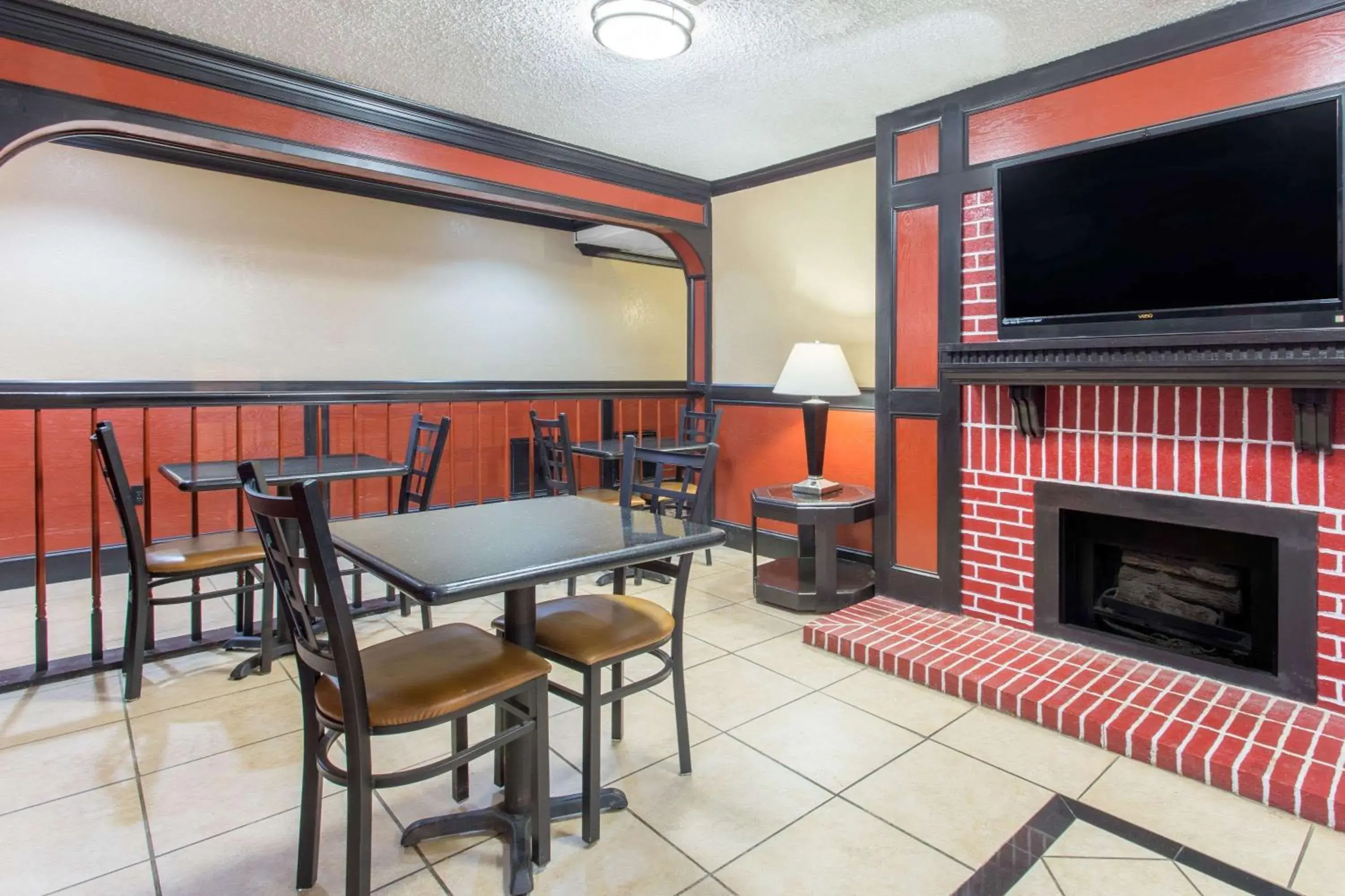 Seating area, TV/Entertainment Center in Super 8 by Wyndham Texarkana AR
