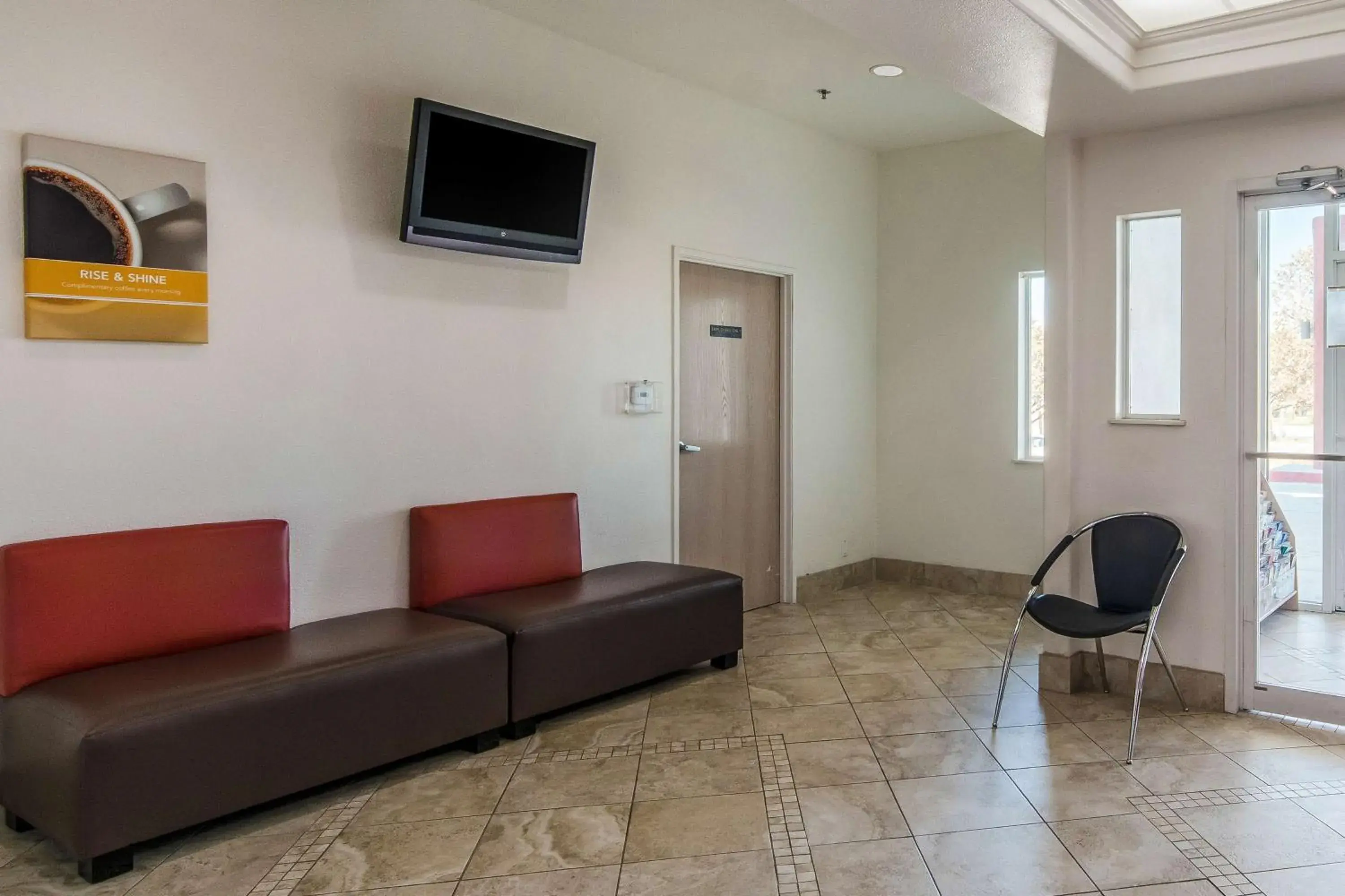 Lobby or reception, Seating Area in Motel 6 San Antonio, TX - Downtown - Alamo Dome