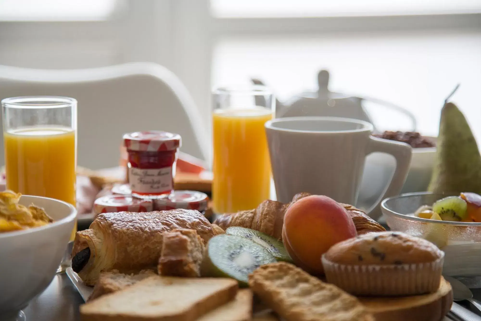 Buffet breakfast in The Originals City, Hôtel Le Boeuf Rouge, Limoges (Inter-Hotel)