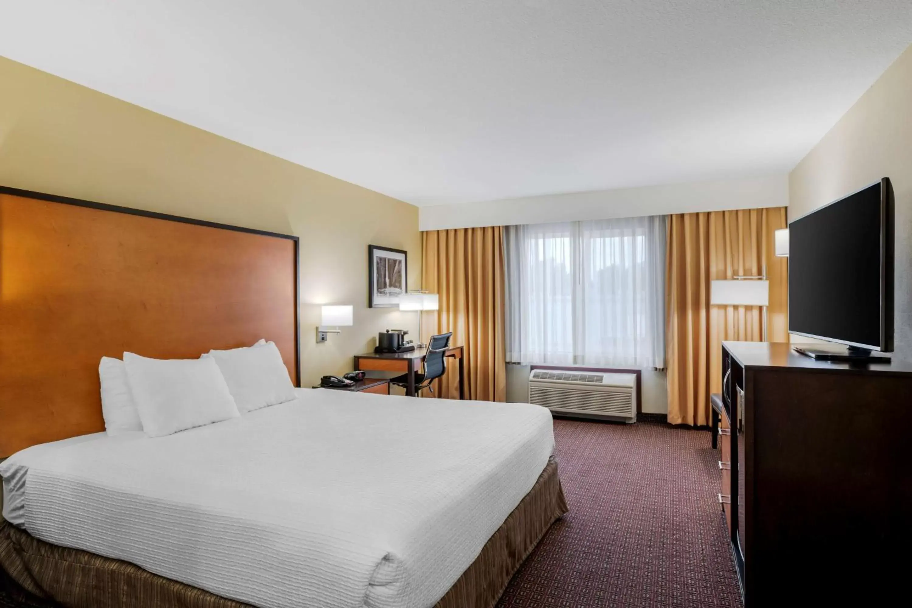 Bedroom in Best Western Cascade Inn & Suites