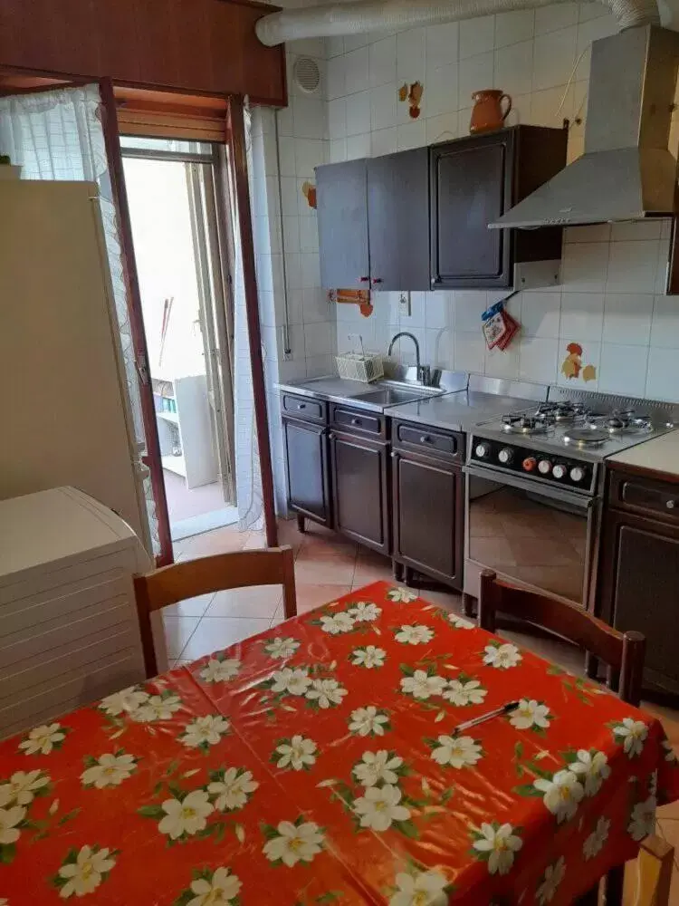 kitchen, Kitchen/Kitchenette in B & B Arbostella Dream Stay