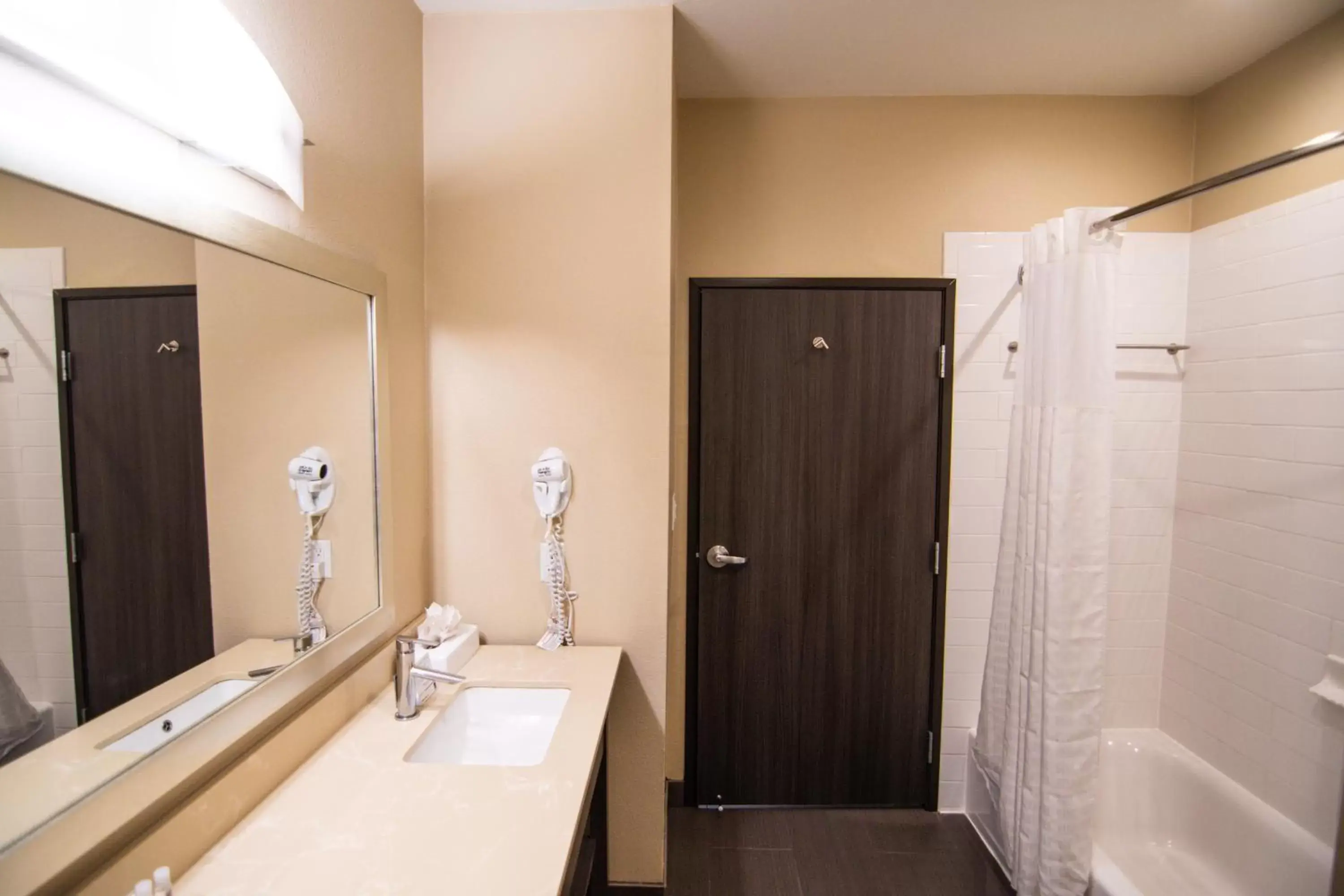 Bathroom in Comfort Suites Northwest Houston At Beltway 8