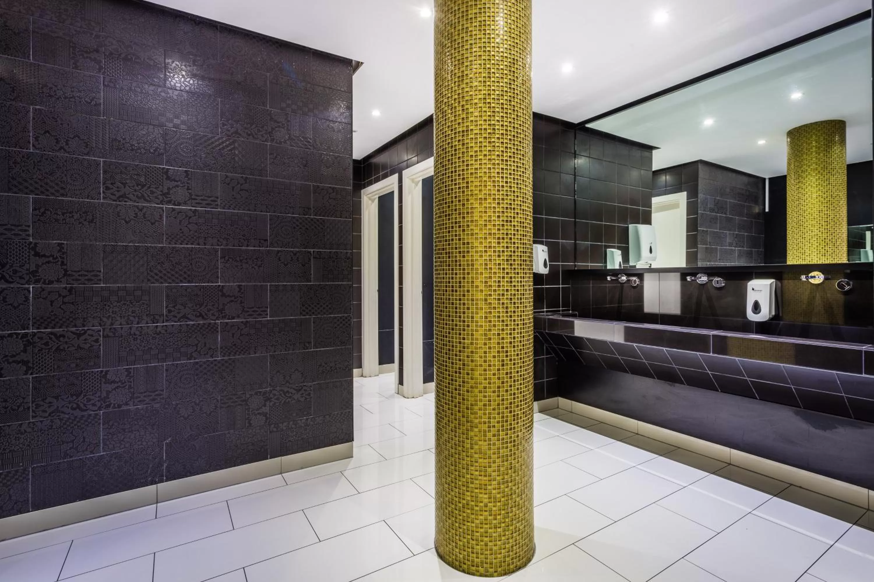 Lobby or reception in Holiday Inn Sittingbourne by IHG