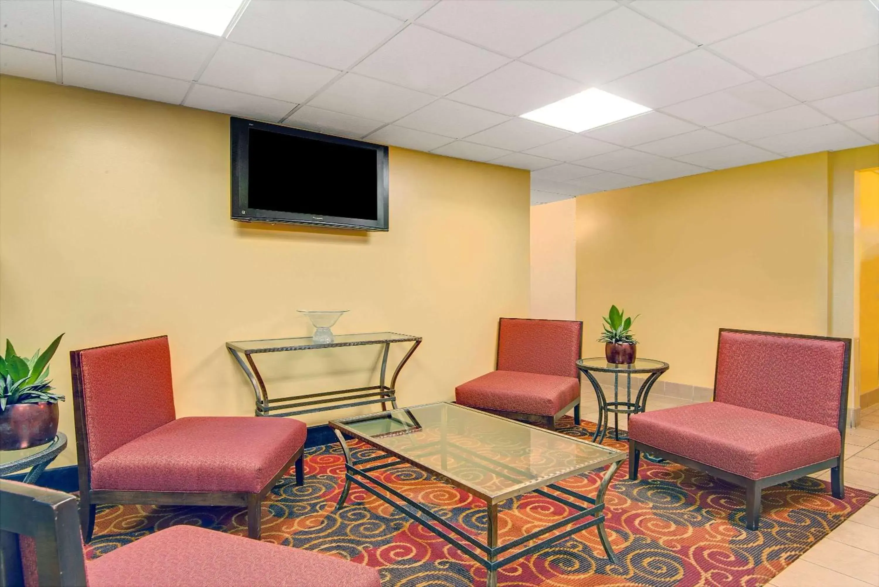 Lobby or reception, TV/Entertainment Center in Super 8 by Wyndham Stamford/New York City Area