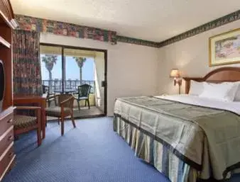 Deluxe King Room with Ocean view - Non-Smoking in Travelodge by Wyndham Ocean Front