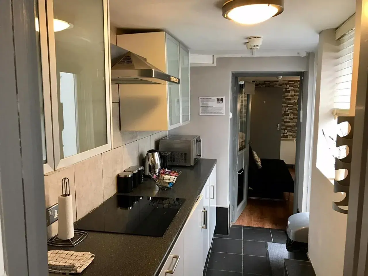 Bedroom, Kitchen/Kitchenette in EI8HT Brighton Guest Accommodation