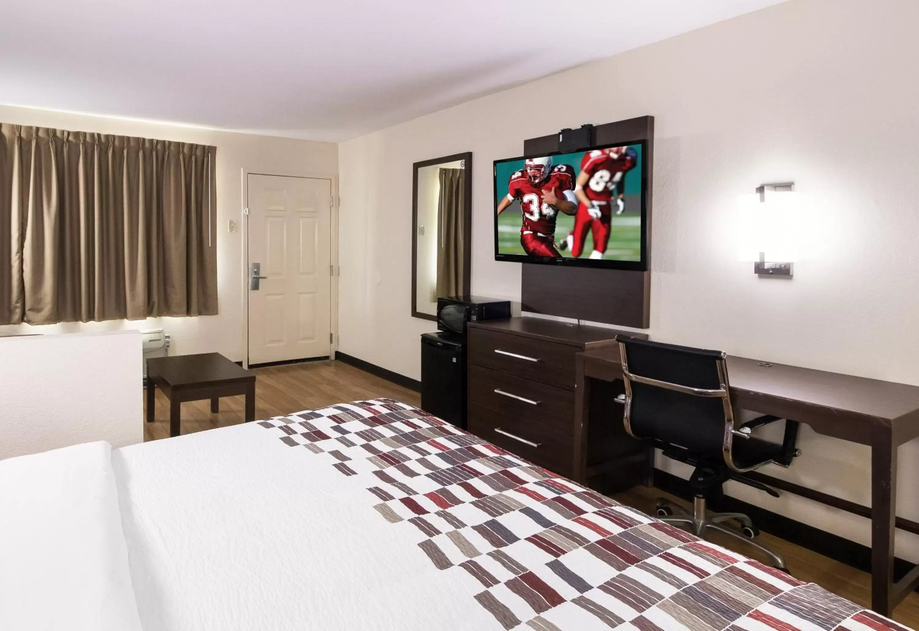 Bedroom, TV/Entertainment Center in Red Roof Inn & Suites Commerce - Athens