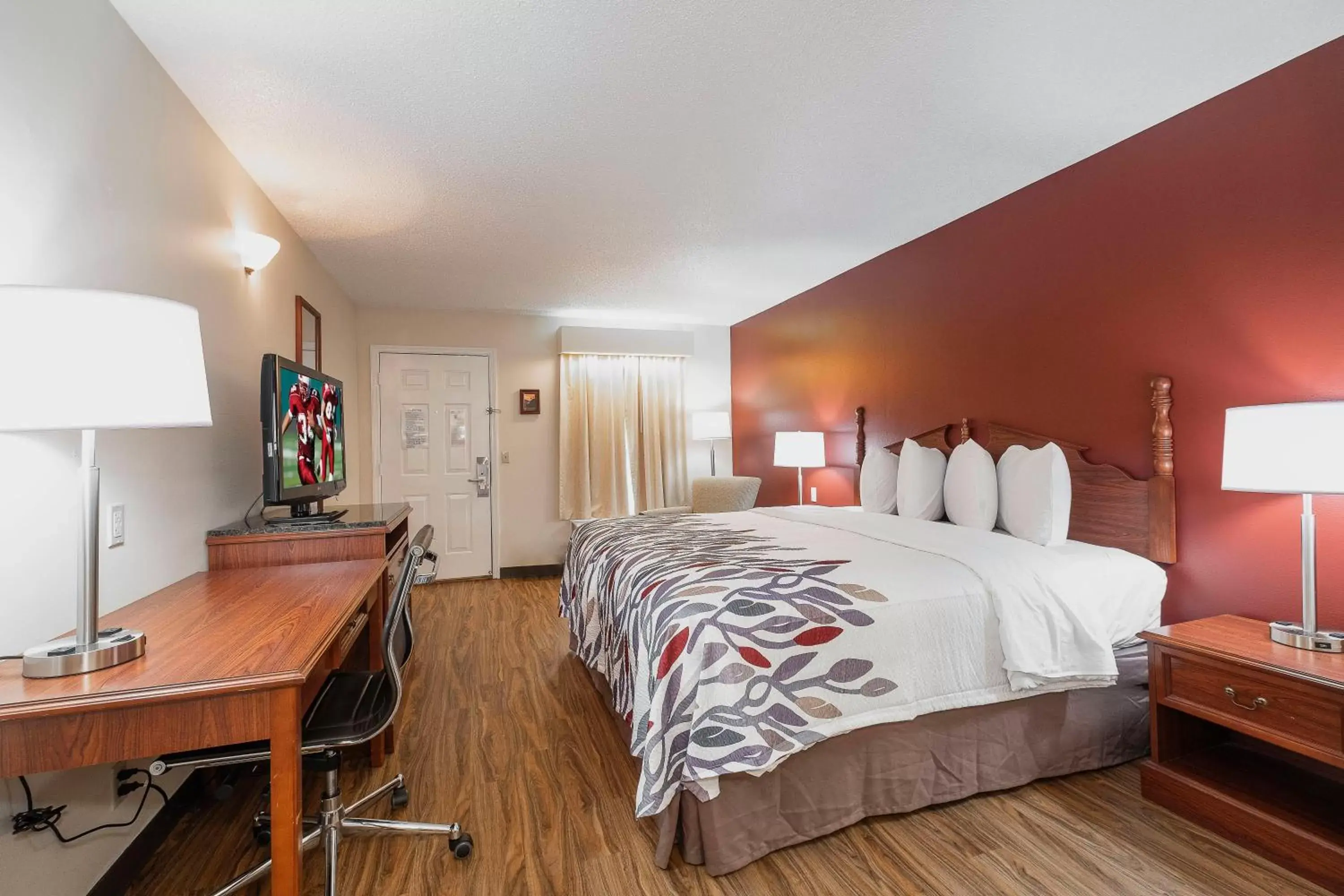 Photo of the whole room, Bed in Red Roof Inn & Suites Calhoun
