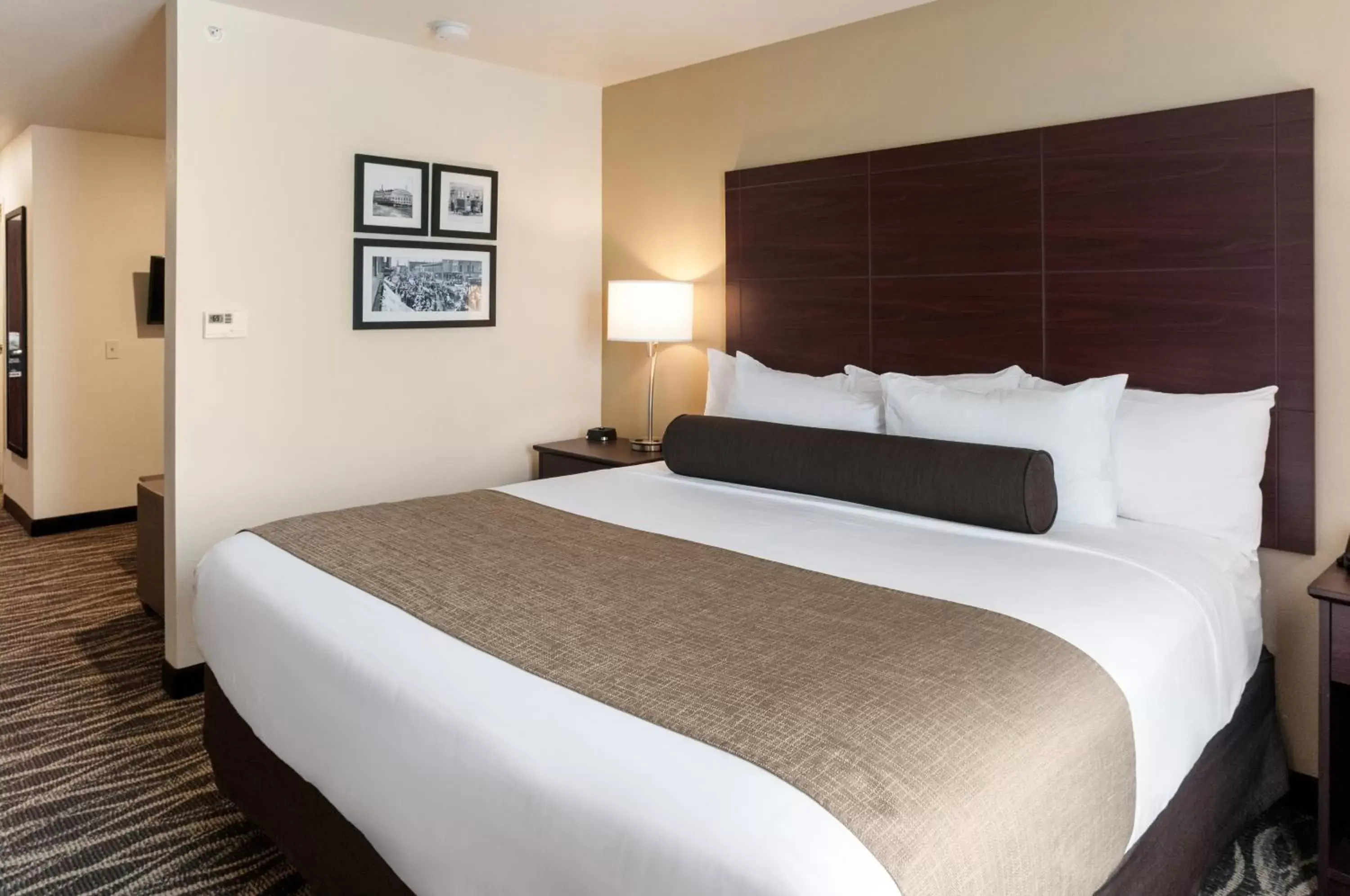 Bed in Cobblestone Hotel & Suites Appleton International Airport