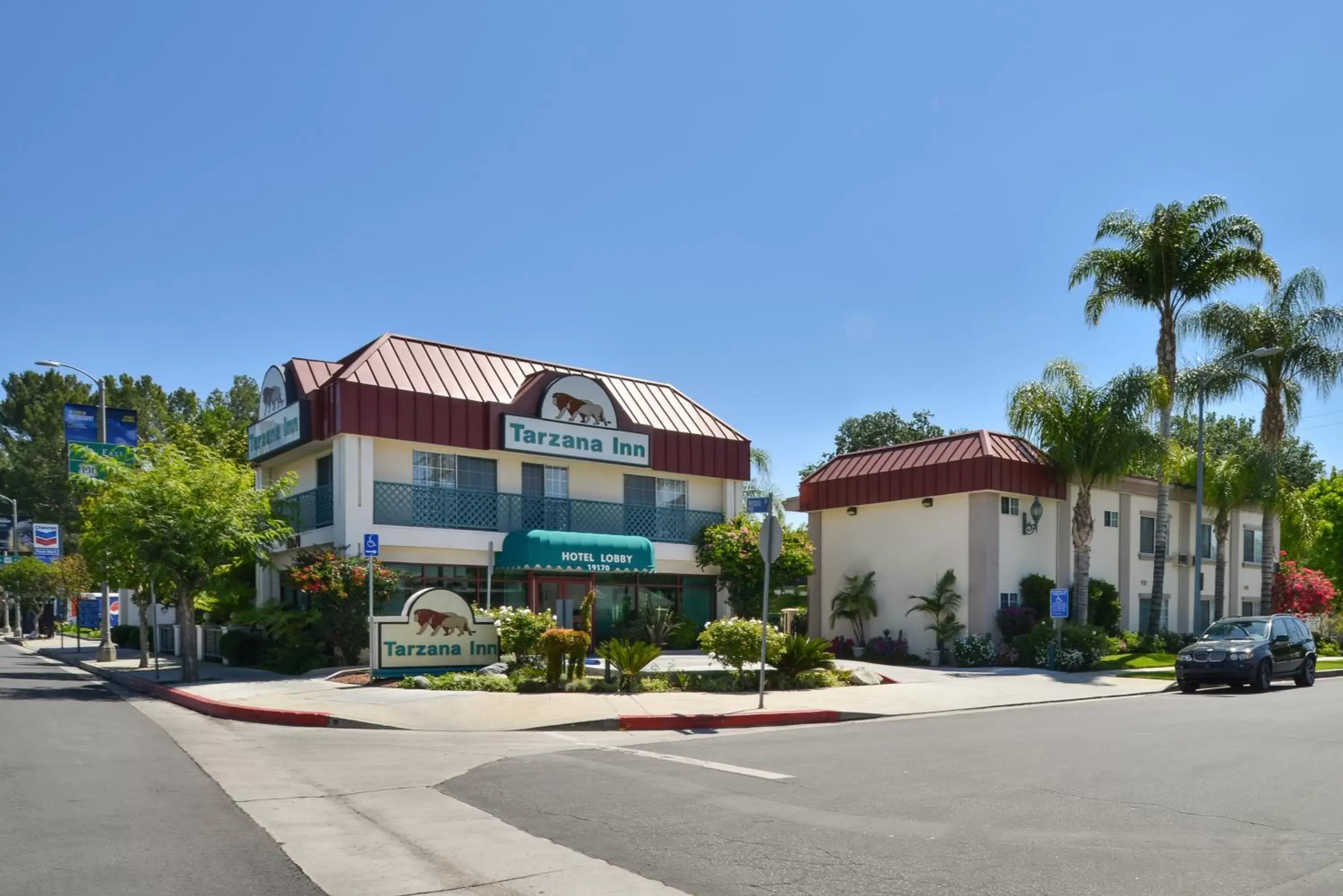 Facade/entrance, Property Building in Tarzana Inn