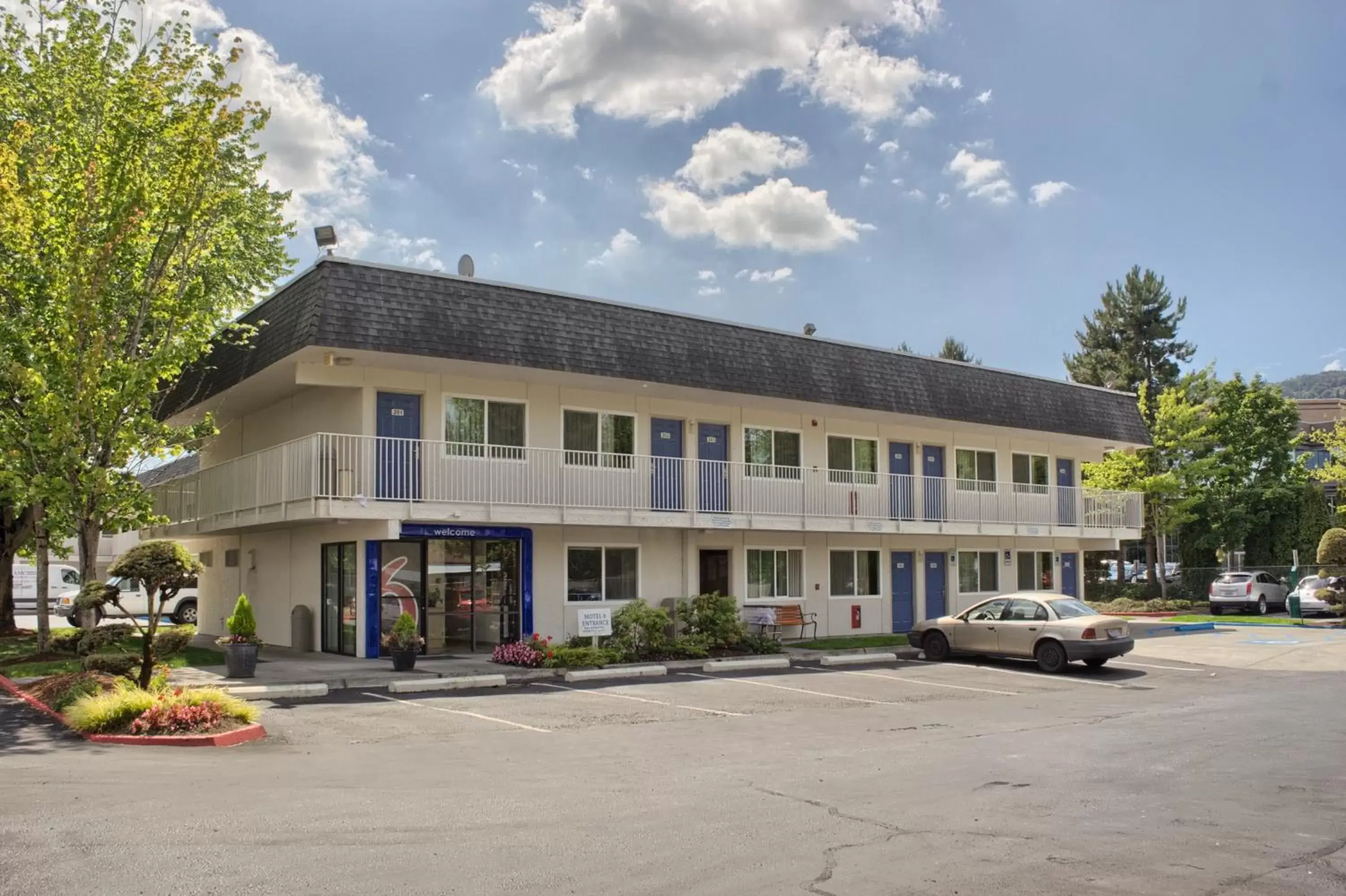 Facade/entrance, Property Building in Motel 6-Issaquah, WA - Seattle - East