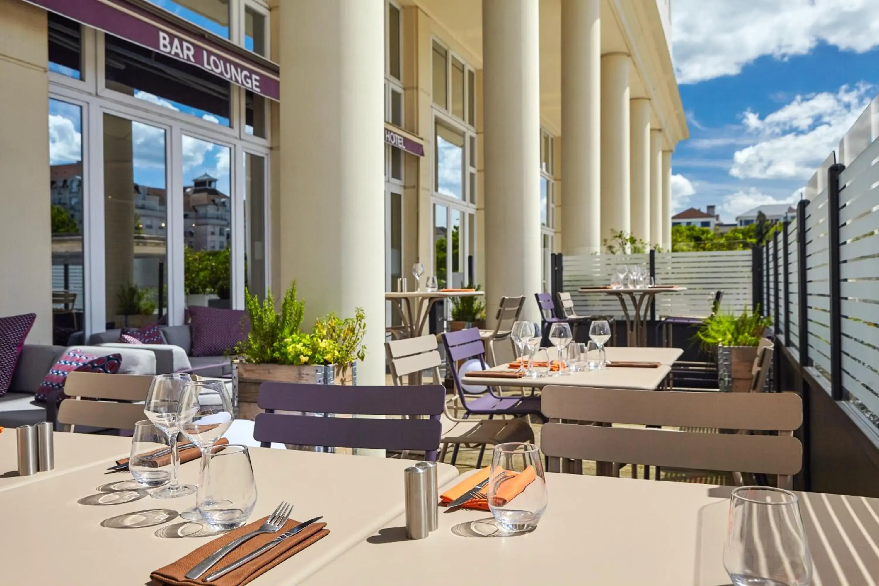 Balcony/Terrace, Restaurant/Places to Eat in Hôtel Mercure Marne-la-Vallée Bussy St Georges