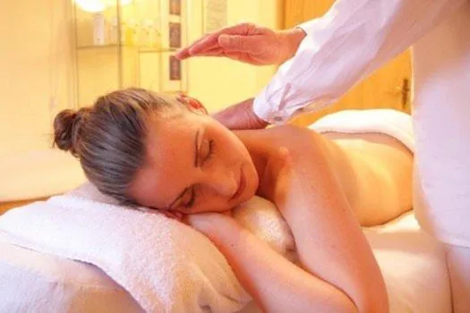 Massage in Les Jardins de Bormes, hôtel adult only avec sauna & jacuzzi