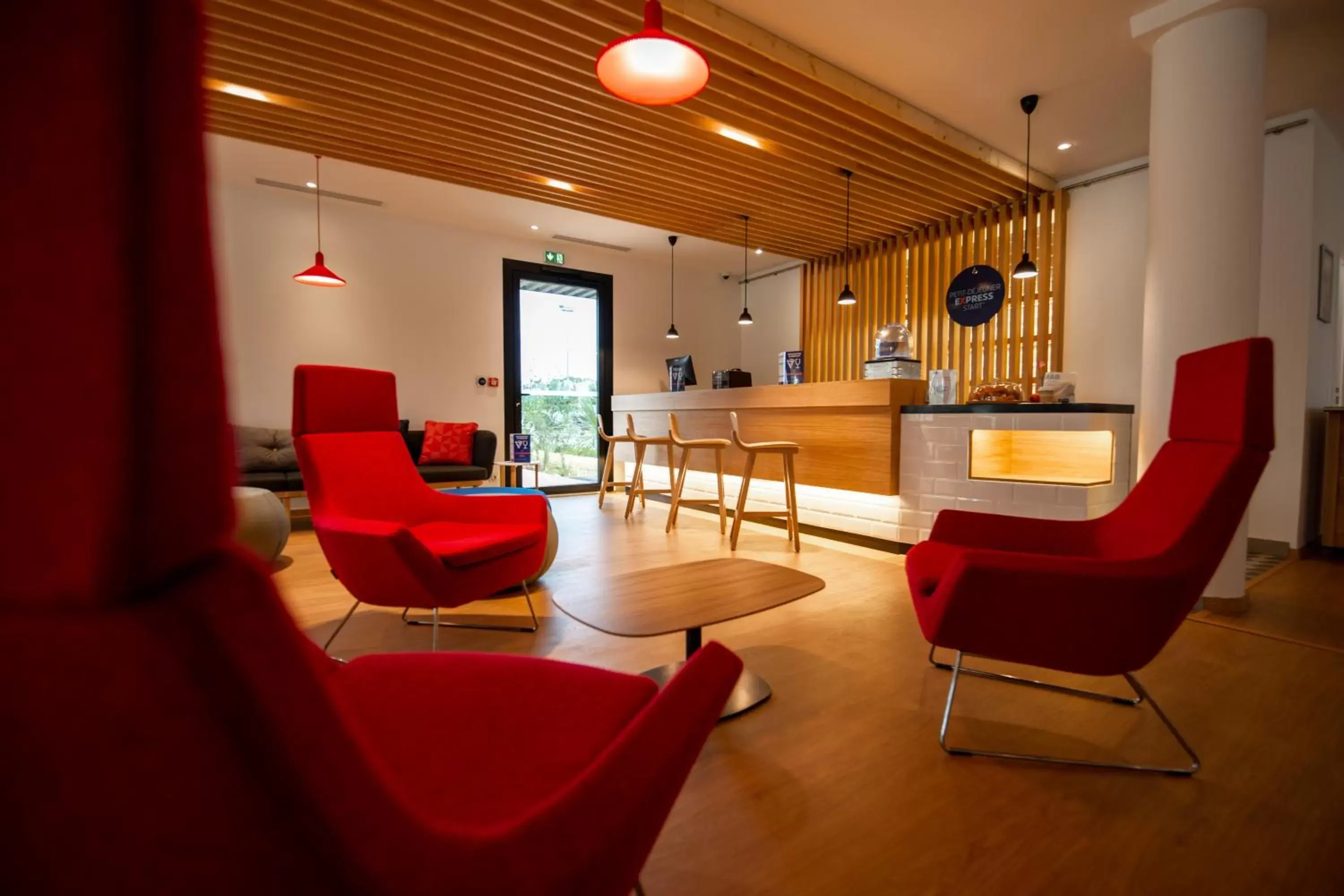 Communal lounge/ TV room, Lobby/Reception in Holiday Inn Express - Arcachon - La Teste, an IHG Hotel