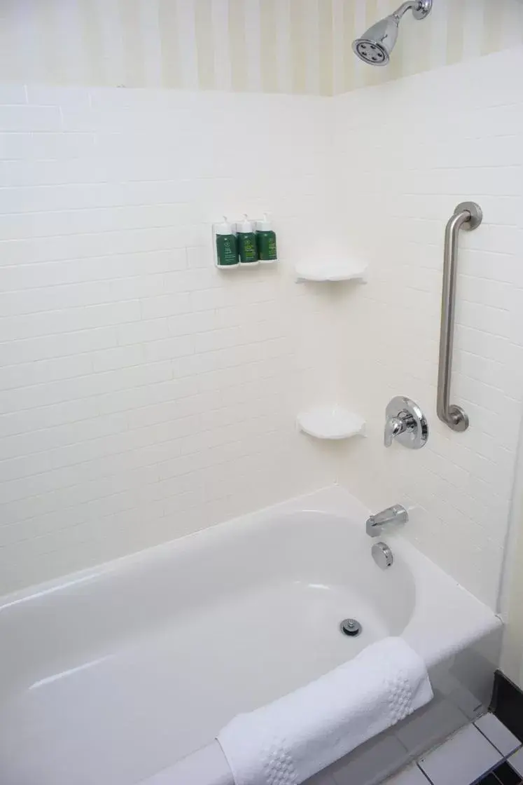 Bathroom in Fairfield Inn & Suites by Marriott Millville Vineland