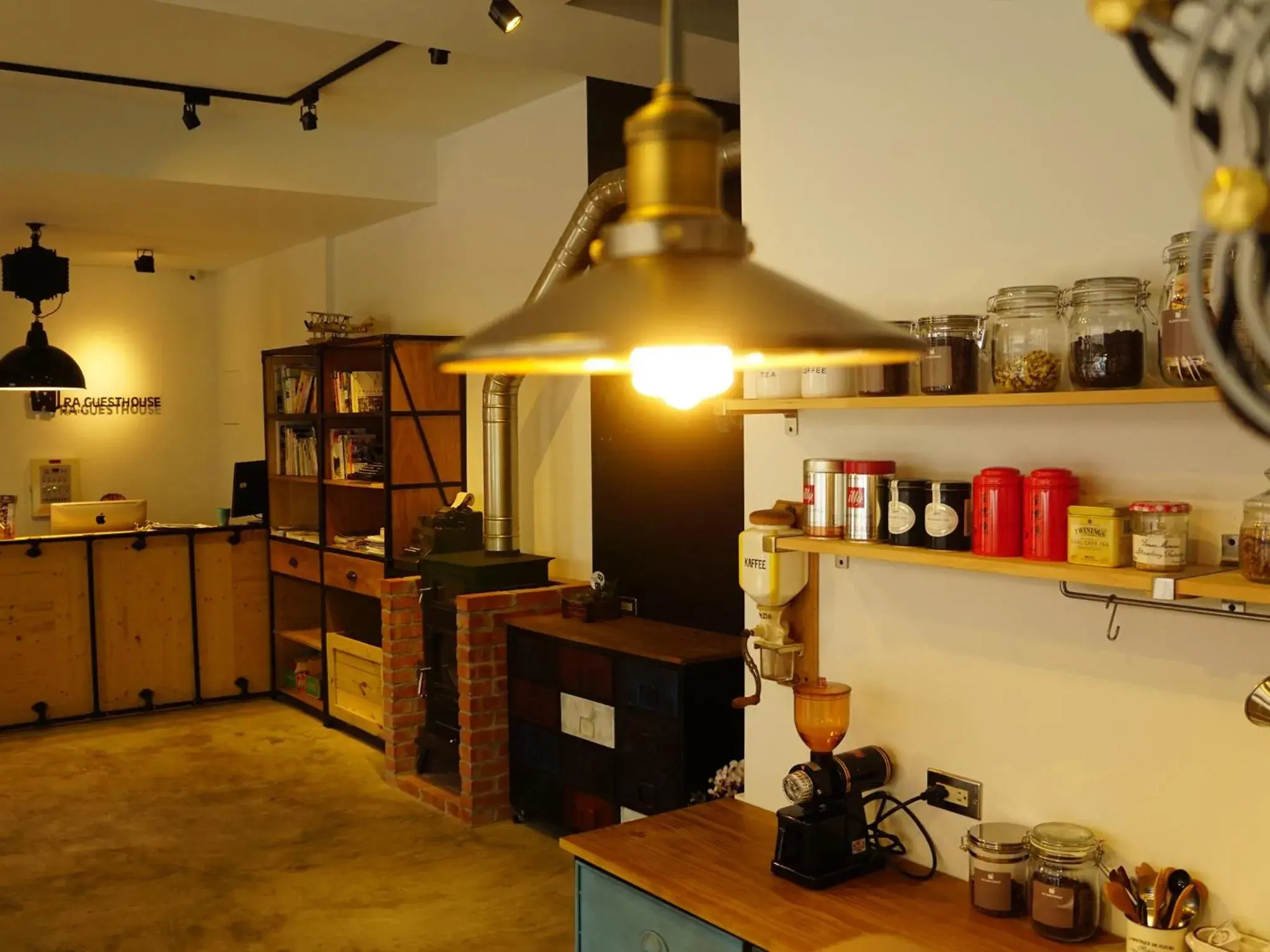 Coffee/tea facilities, Kitchen/Kitchenette in R A Guesthouse