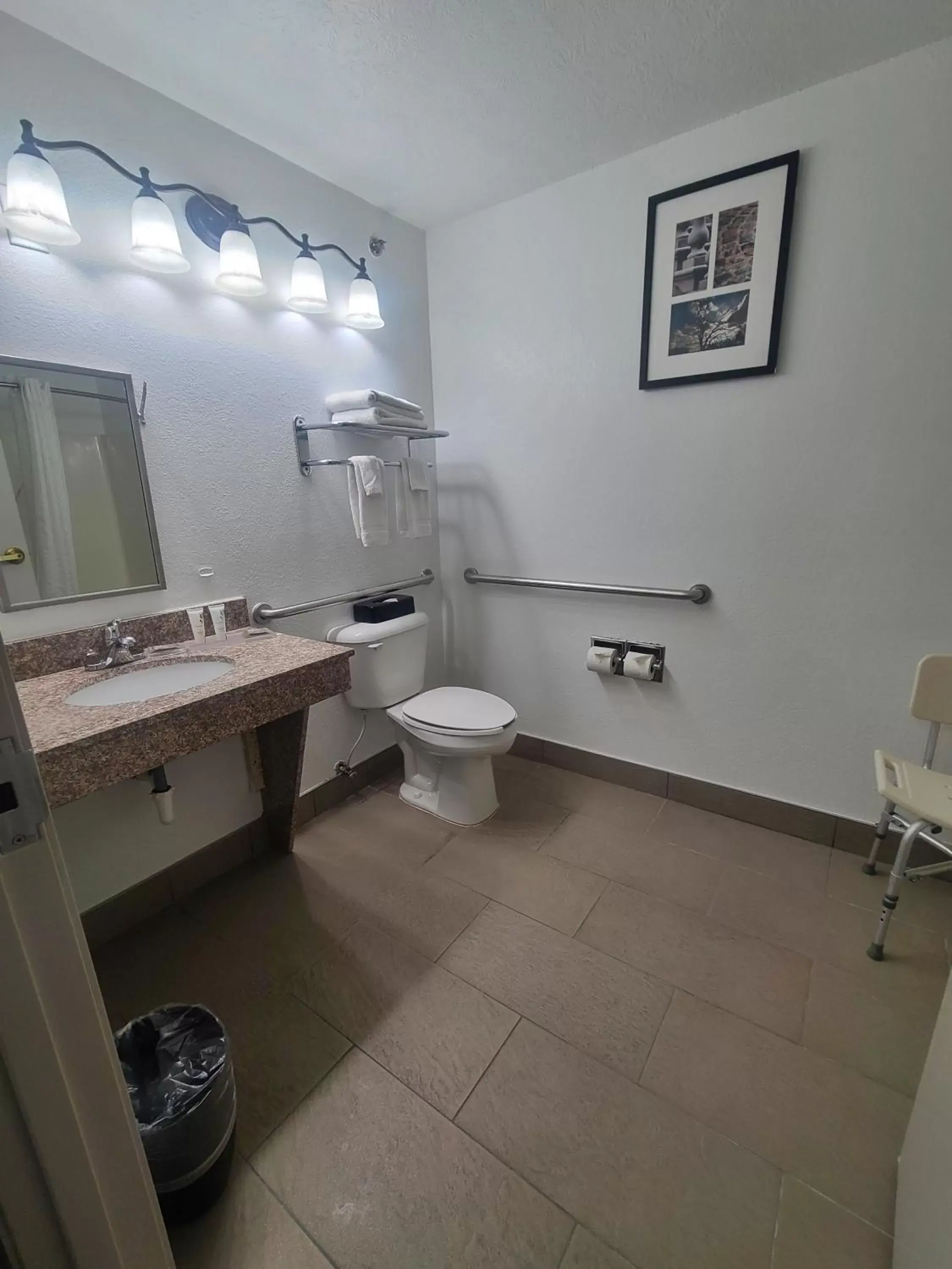 Bathroom in Country Inn & Suites by Radisson, Paducah, KY