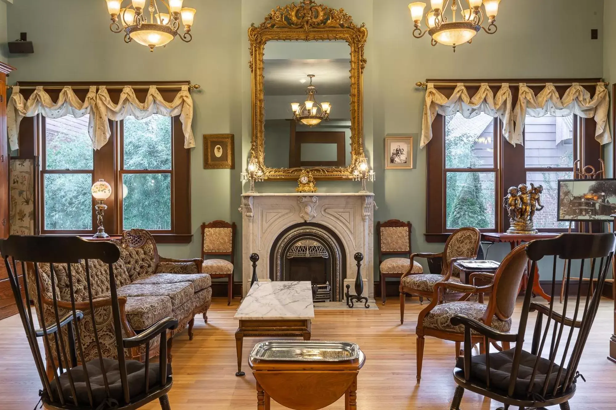 Living room, Seating Area in Steele Mansion Inn & Gathering Hub