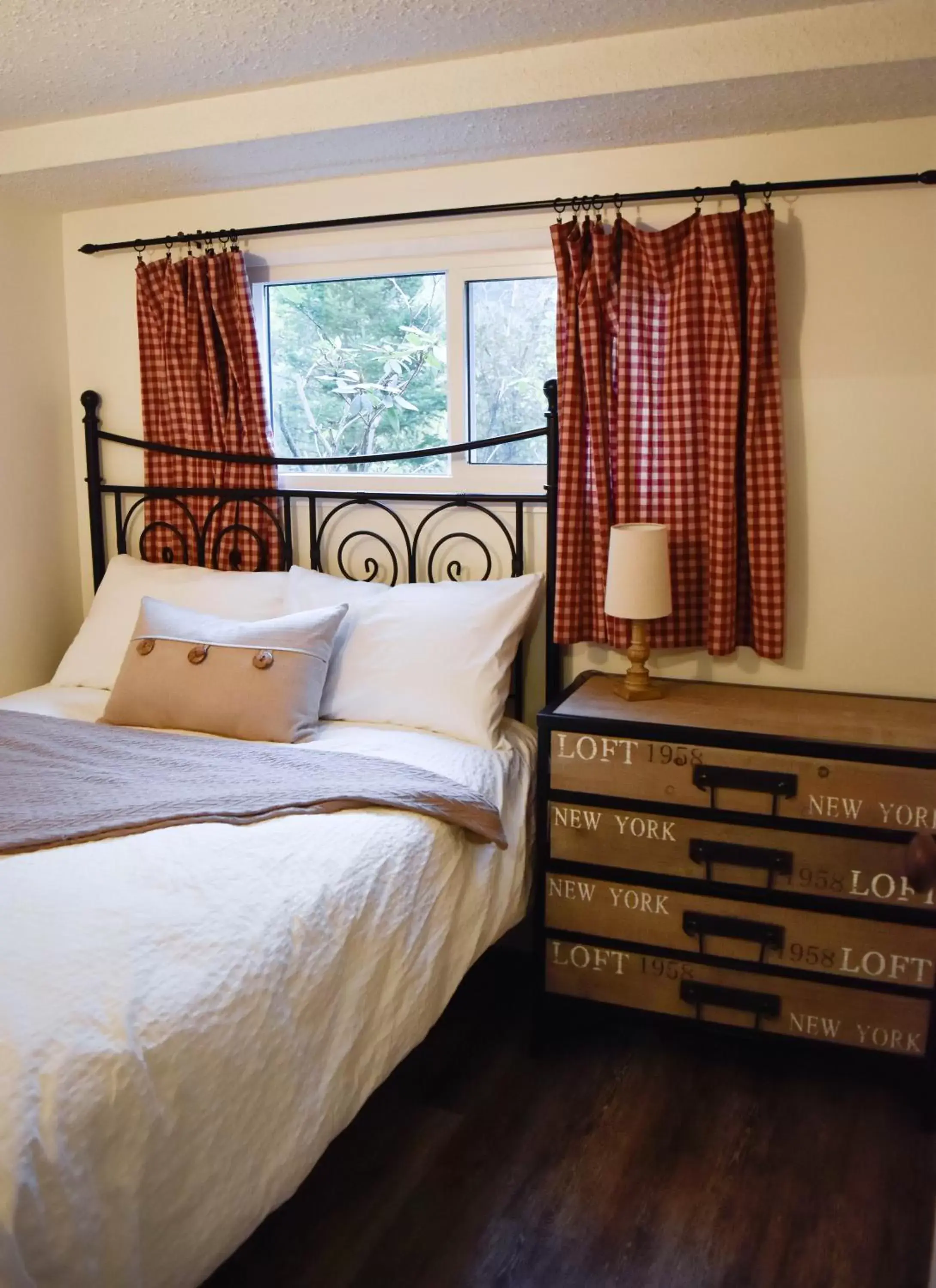 Bedroom, Bed in Bramblebank Cottages