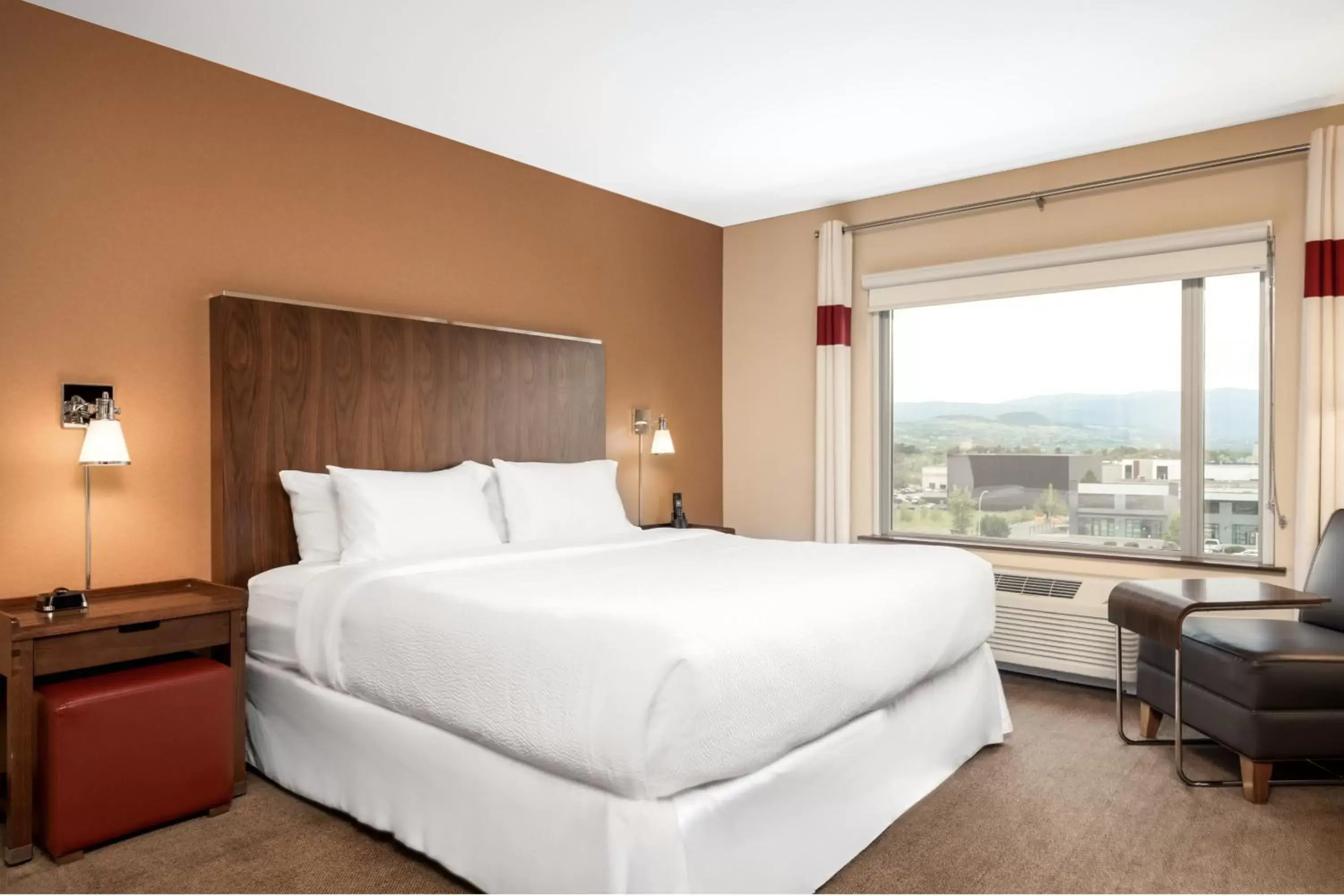 Bedroom, Bed in Four Points by Sheraton Kelowna Airport