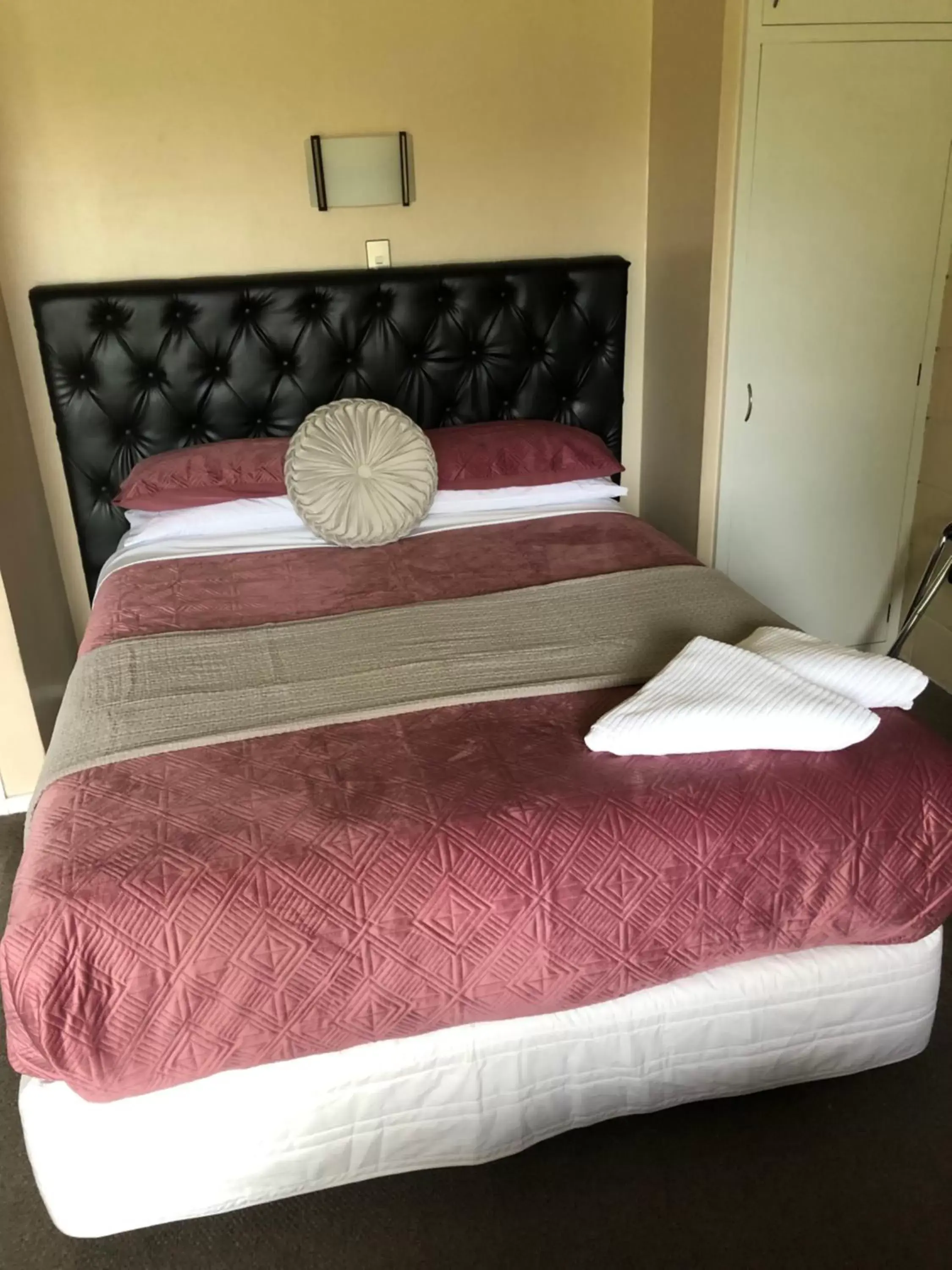 Queen Studio with Private Bathroom - single occupancy in Aarburg Airport Motel Queen Studio with Private Bathroom - single occupancy in Aarburg Airport Motel