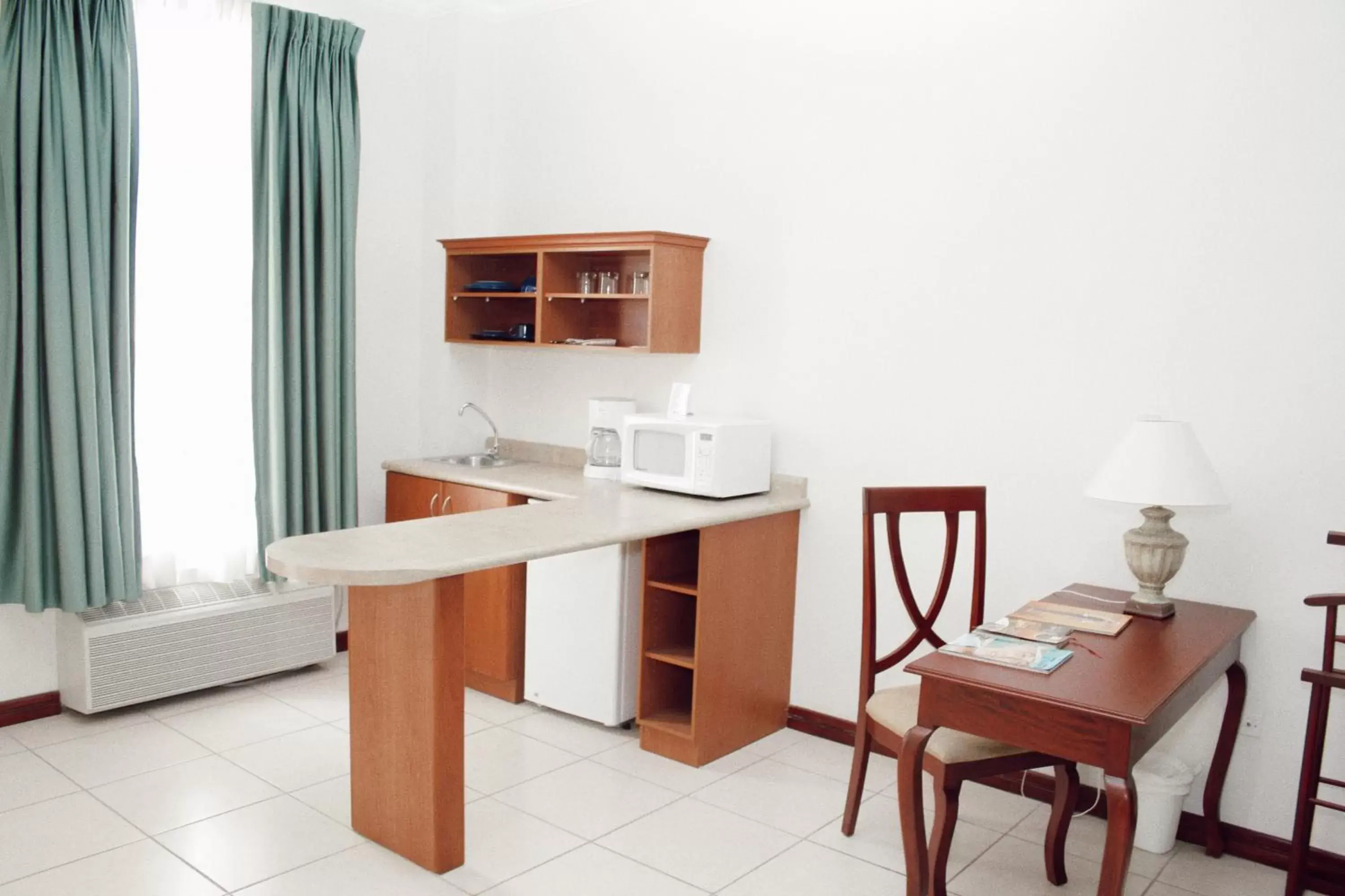 Coffee/tea facilities, TV/Entertainment Center in Hotel Mirador Plaza