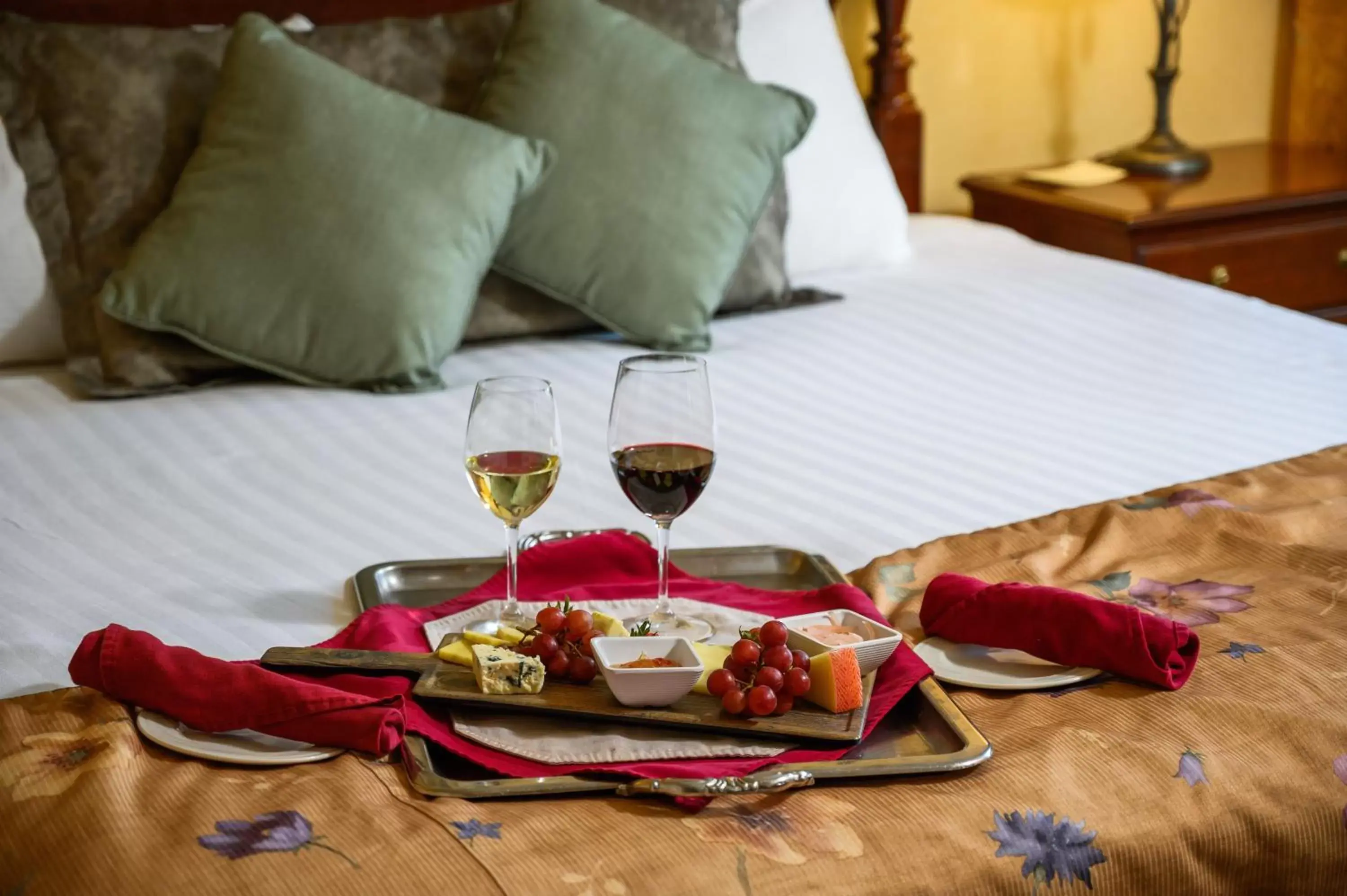 Food and drinks, Bed in Stoweflake Mountain Resort & Spa