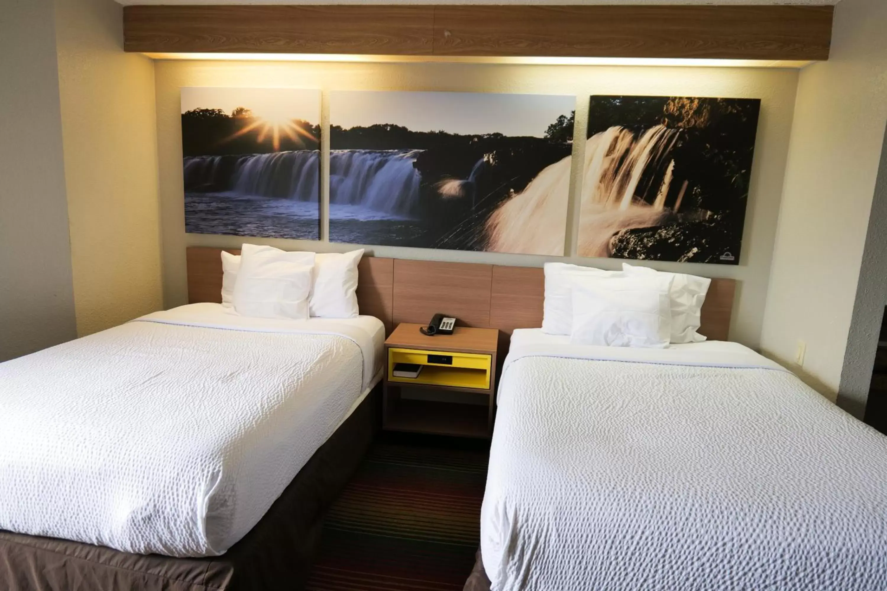 Bedroom, Bed in Days Inn by Wyndham Flint/Bishop International Airport