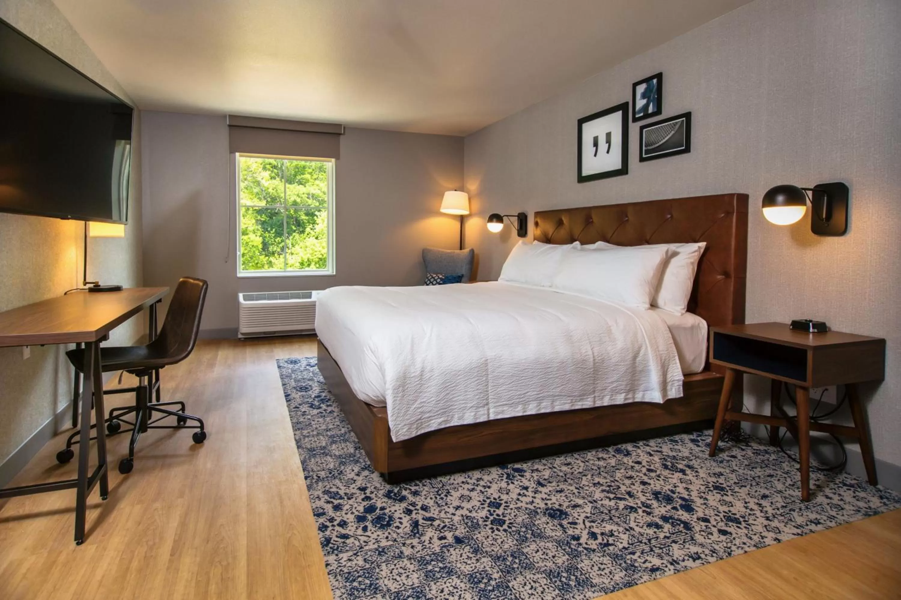 Photo of the whole room, Bed in Four Points by Sheraton Deadwood